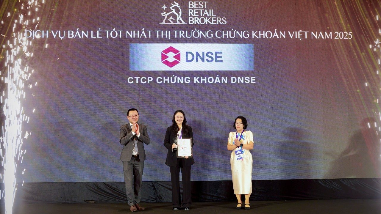 ba-nguyen-ngoc-linh-ceo-dnse-nhan-cup-top-10-retail-brokers-2025.jpg