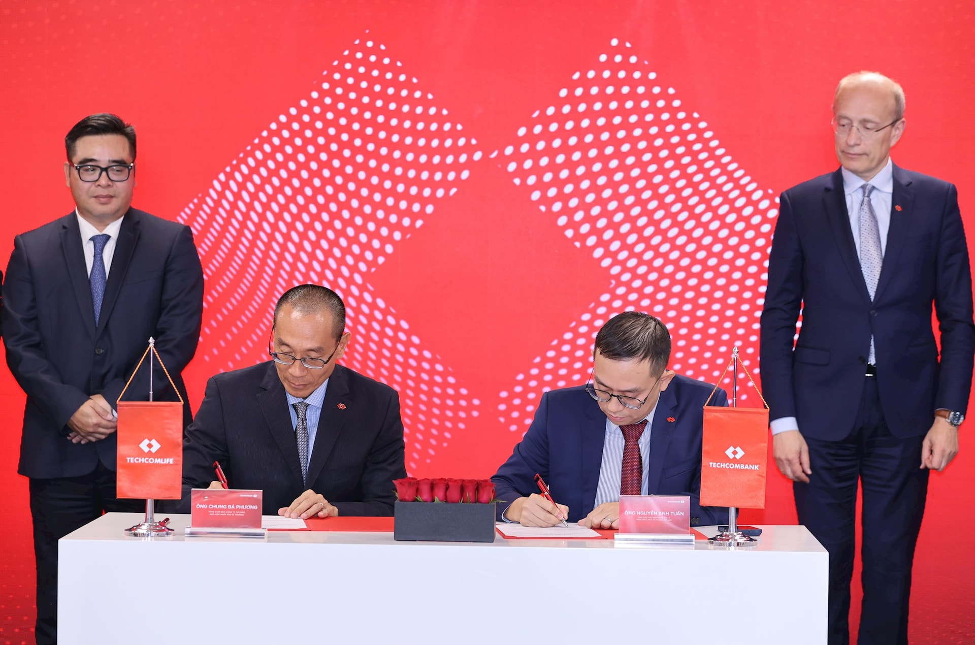 ky-ket-thoa-thuan-hop-tac-toan-dien-giua-techcombank-va-techcom-life.jpg