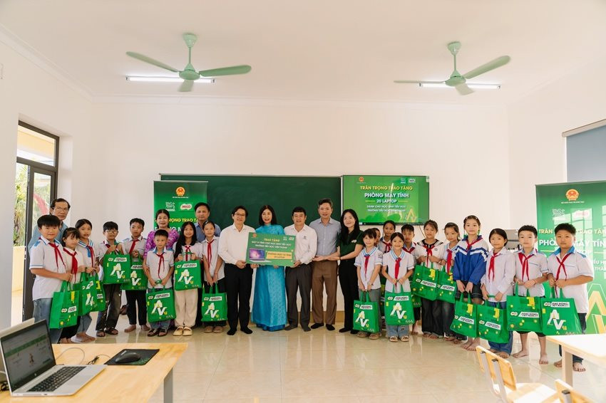 anh-2_le-trao-tang-phong-may-tinh-tai-diem-truong-tieu-hoc-vien-thanh-nghe-an.jpg
