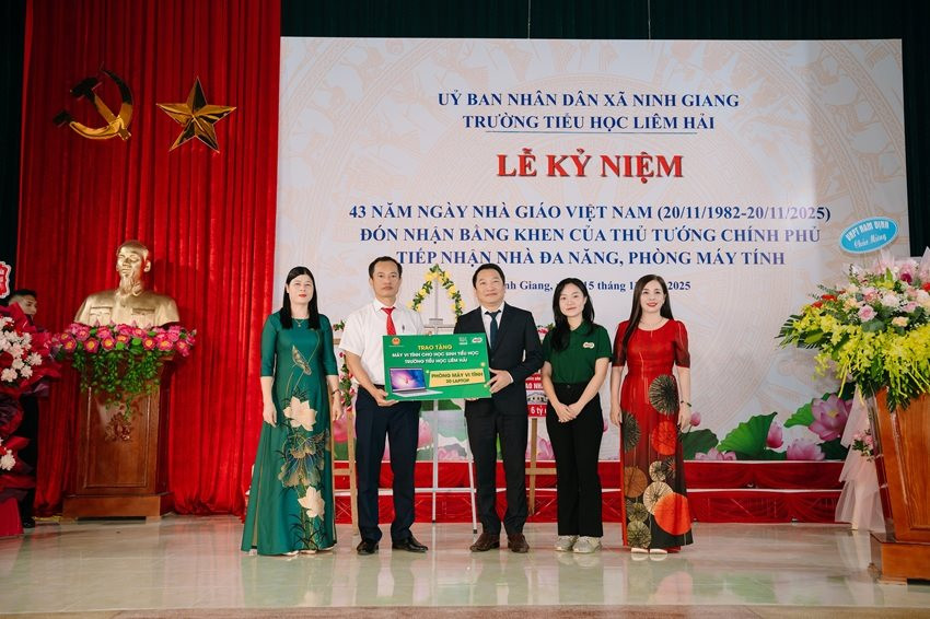 anh-3_le-trao-tang-phong-may-tinh-tai-diem-truong-tieu-hoc-liem-hai-ninh-binh-cung-le-ky-niem-43-nam-ngay-nha-giao-viet-nam-20_11_1982-20_11_2025-va-don-nhan-bang-khen-cua-thu-tuong-chinh-phu-.jpg