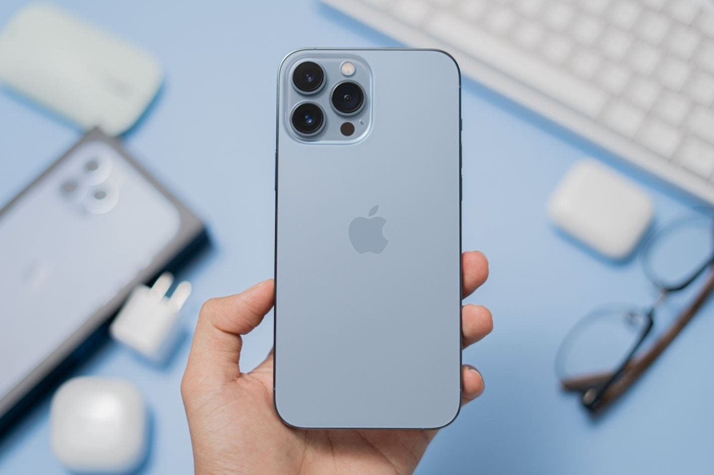 iphone-13-van-la-lua-chon-can-bang-trong-tam-gia.jpg