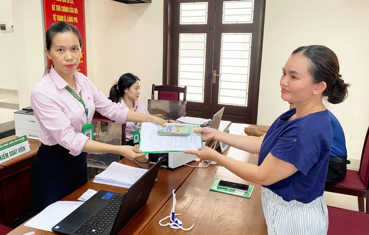 trao-tien-von-vay-chinh-sach-cho-doi-tuong-ngheo..jpg