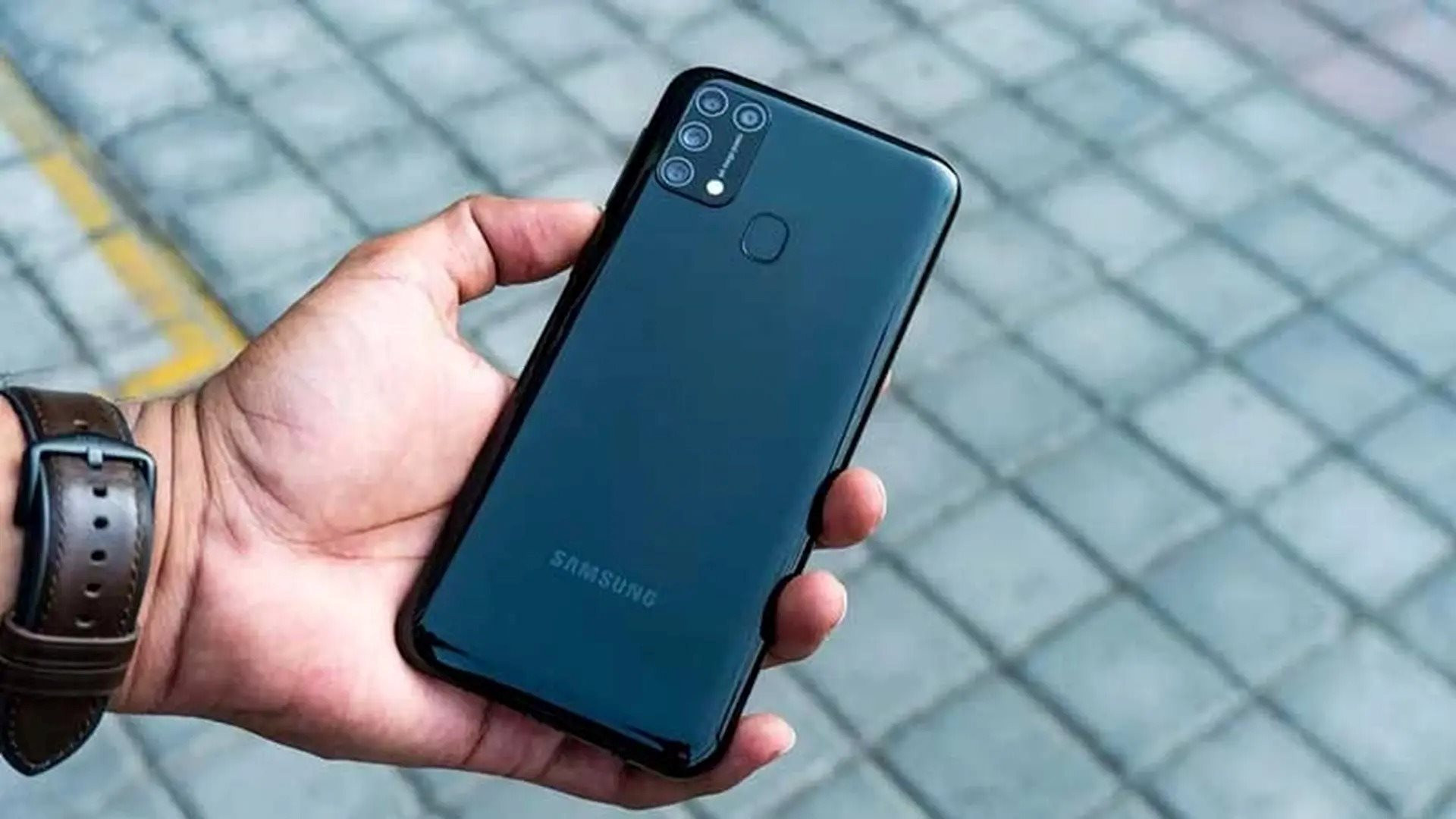 galaxy-m31-danh-cho-nhu-cau-pin-ben-bi-va-chup-anh-ro-net.jpg