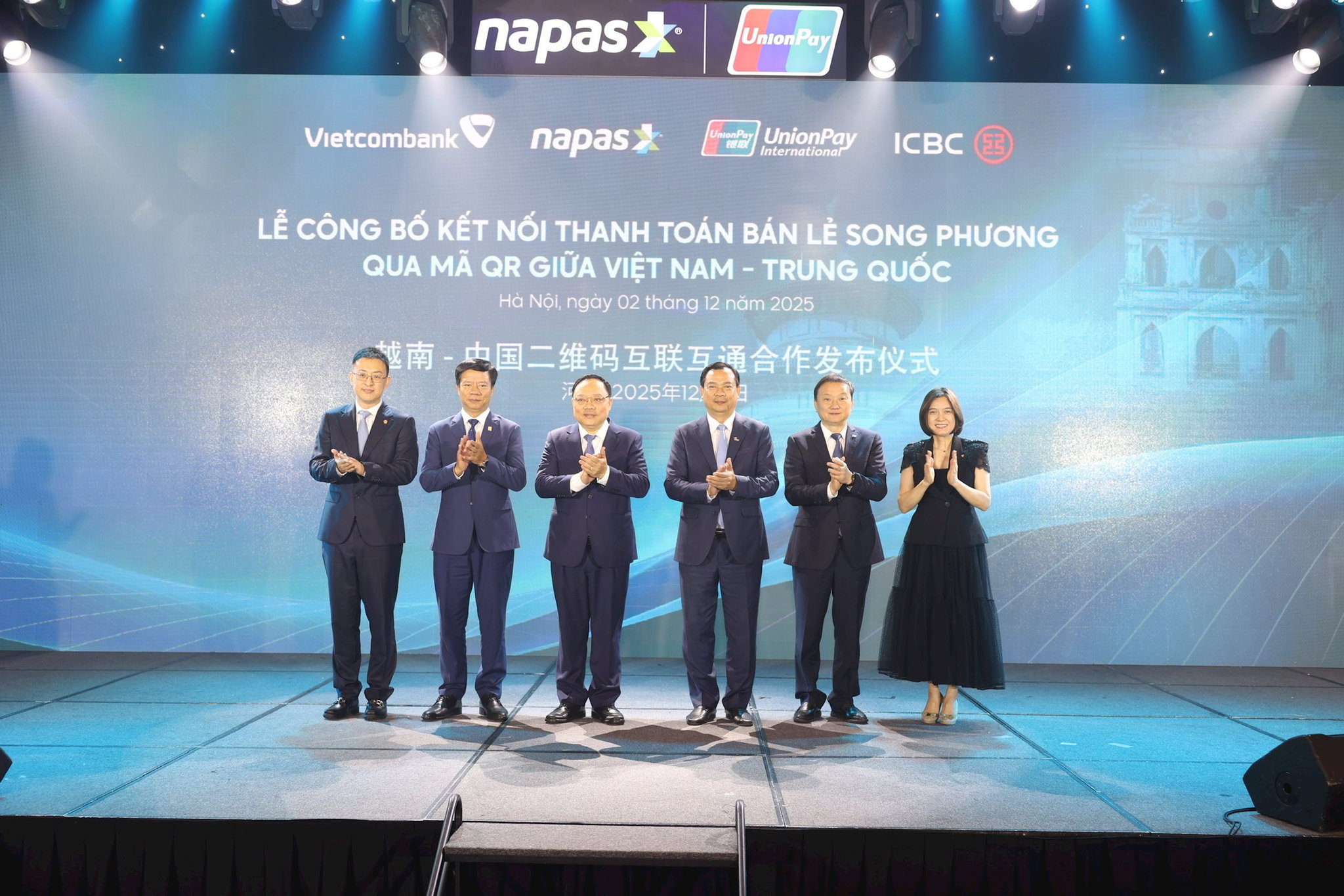 cac-dai-bieu-thuc-hien-nghi-thuc-cong-bo-ket-noi-noi-thanh-toan-ban-le-song-phuong-qua-ma-qr-giua-viet-nam-trung-quoc-5.jpg