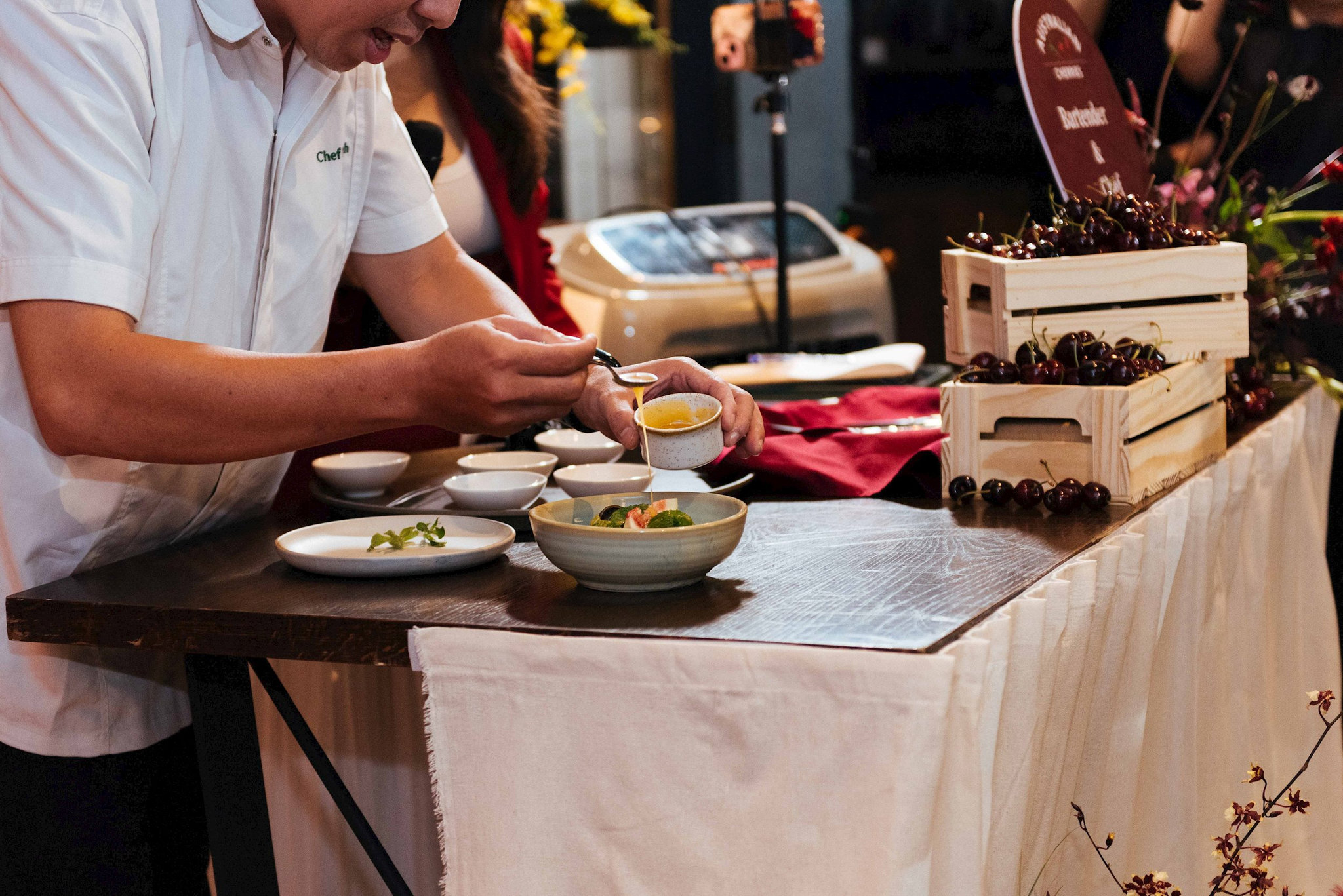 chef-thanh-tu-nha-hang-the-ox-not-only-ox-trinh-bay-cac-mon-an-sang-tao-lay-cam-hung-tu-cherry.jpg