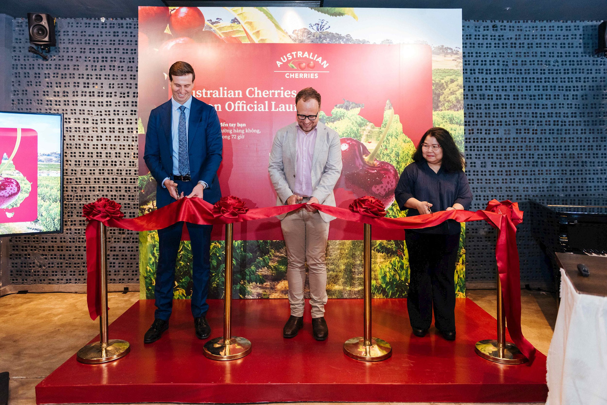 ong-joel-smouha-dai-dien-austrade-ong-chris-lethbridge-dai-dien-hiep-hoi-cherry-growers-australia-ba-bang-ly-dai-dien-austrade-cat-bang-khanh-thanh.jpg