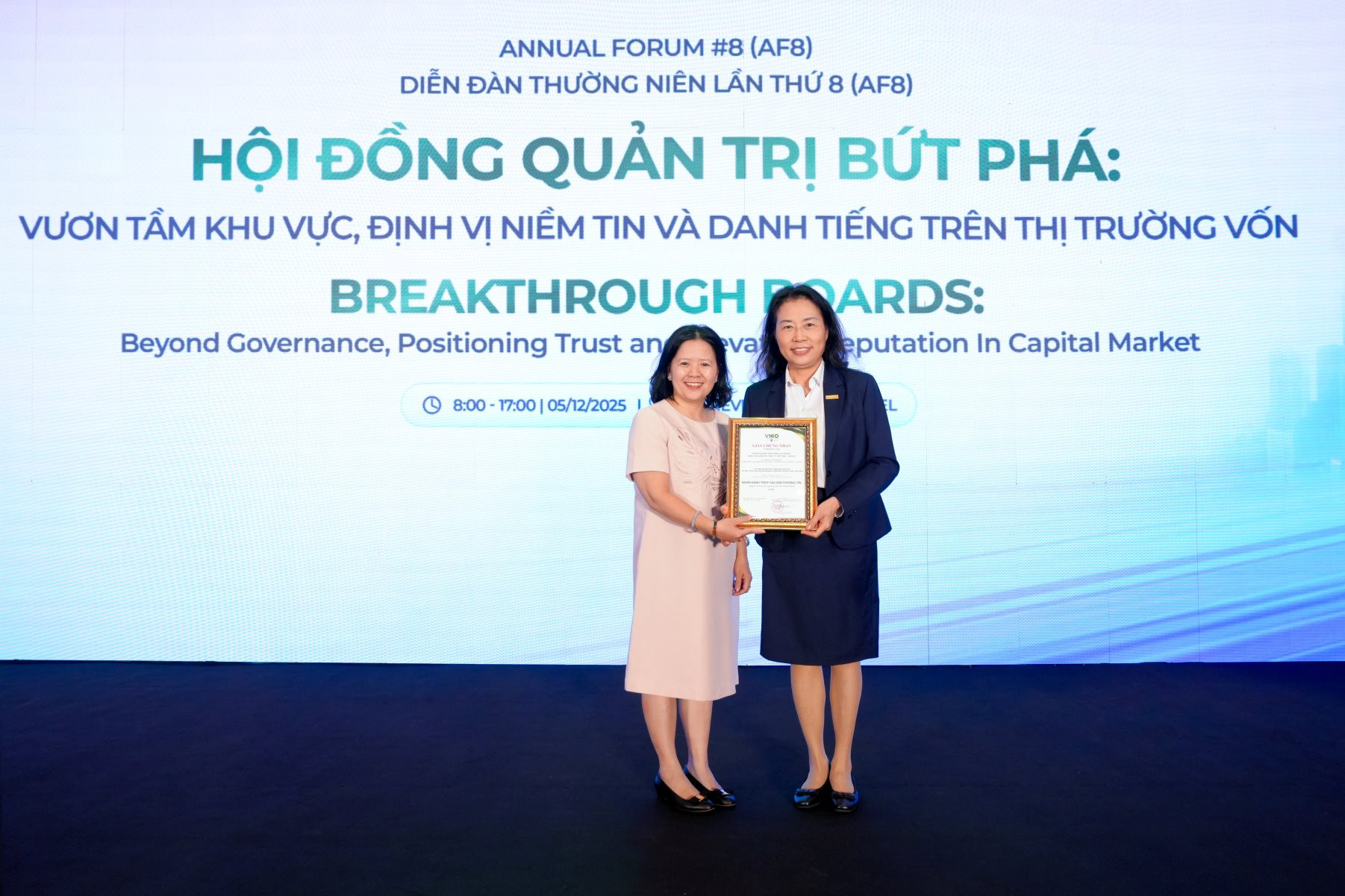dai-dien-sacombank-nhan-giay-chung-nhan-vncg50.jpg