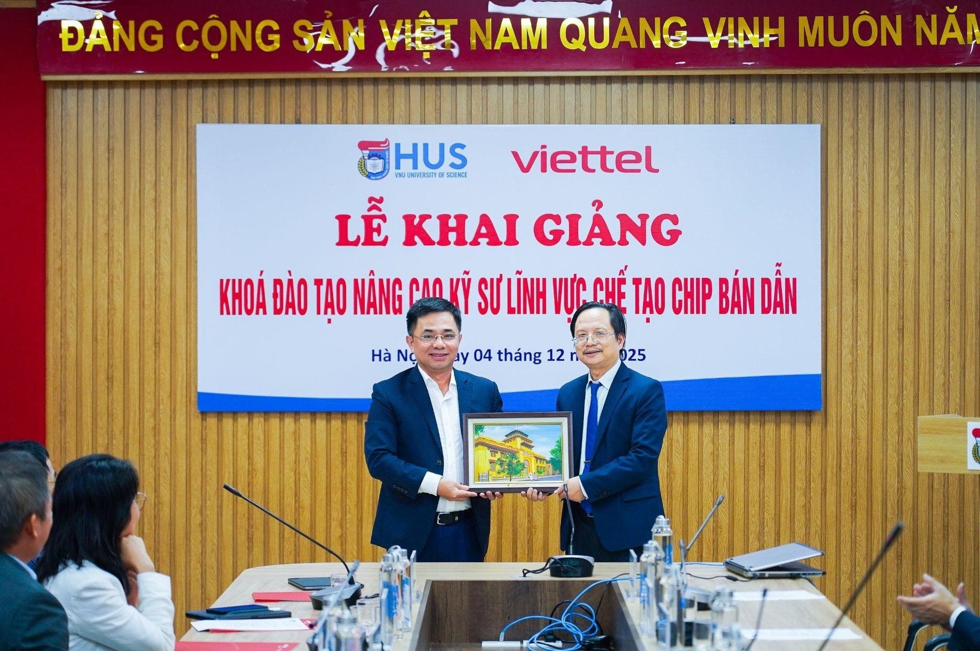 anh-1-viettel-san-sang-cho-qua-trinh-trien-hai-de-an-nha-may-che-tao-chip-ban-dan-viettel.jpg