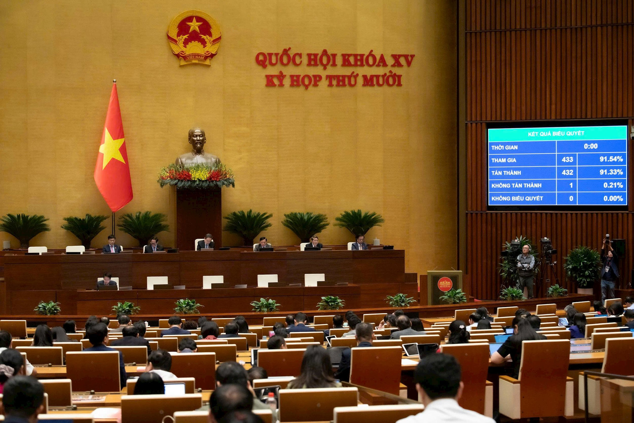 qh-thong-qua-luat-quan-ly-no-cong.jpg