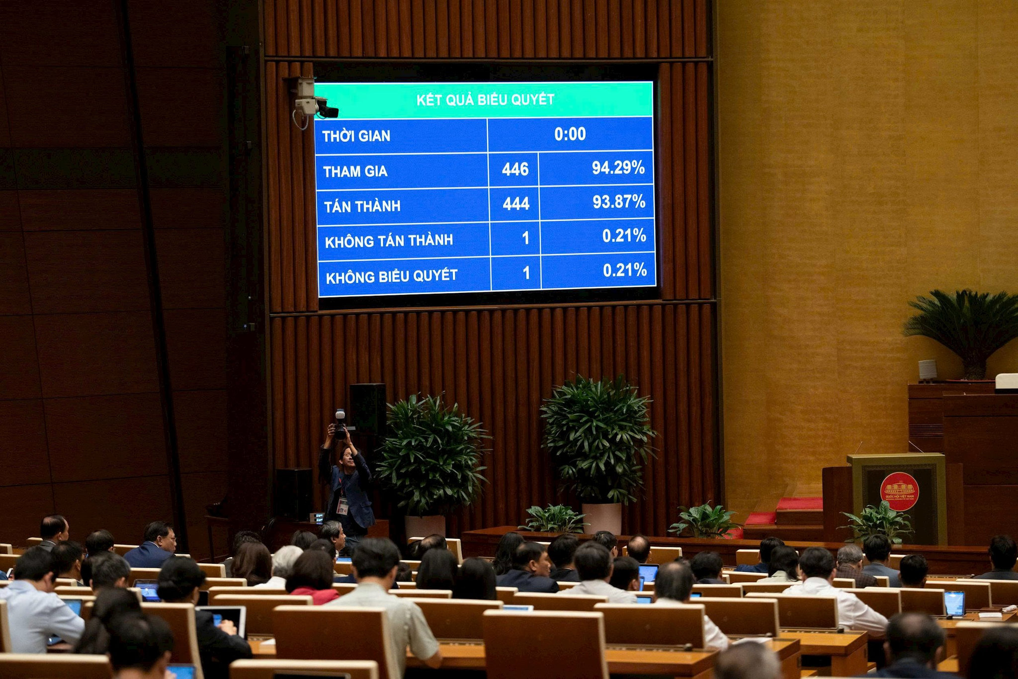 qh-thong-qua-luat-tmdt.jpg
