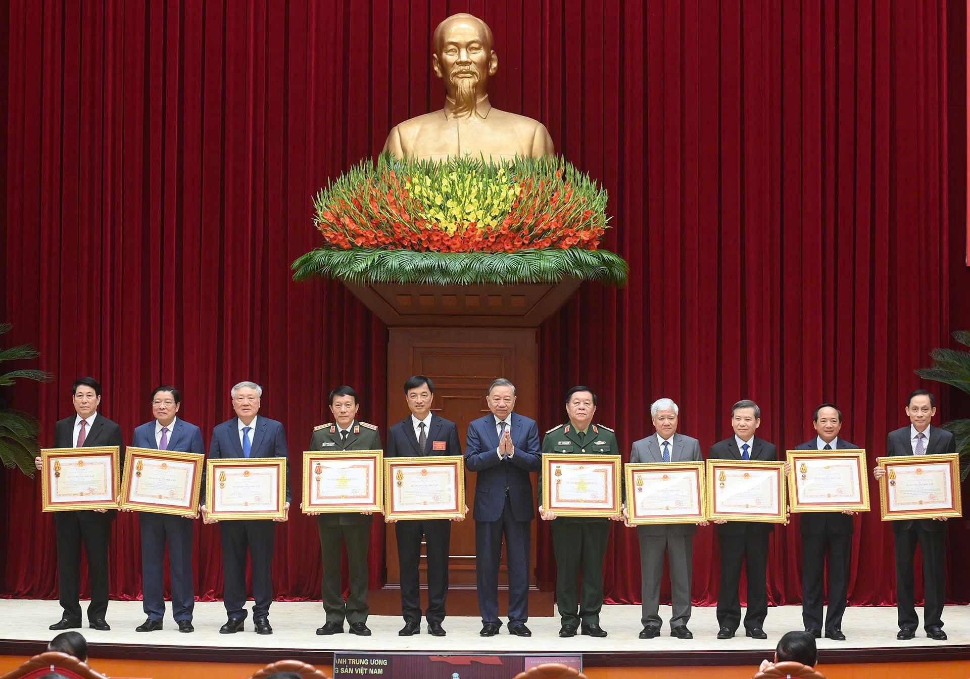 Chống tham nhũng, lãng phí, tiêu cực làm Đảng ta ngày càng mạnh hơn- Ảnh 3. Chống tham nhũng, lãng phí, tiêu cực làm Đảng ta ngày càng mạnh hơn- Ảnh 3.