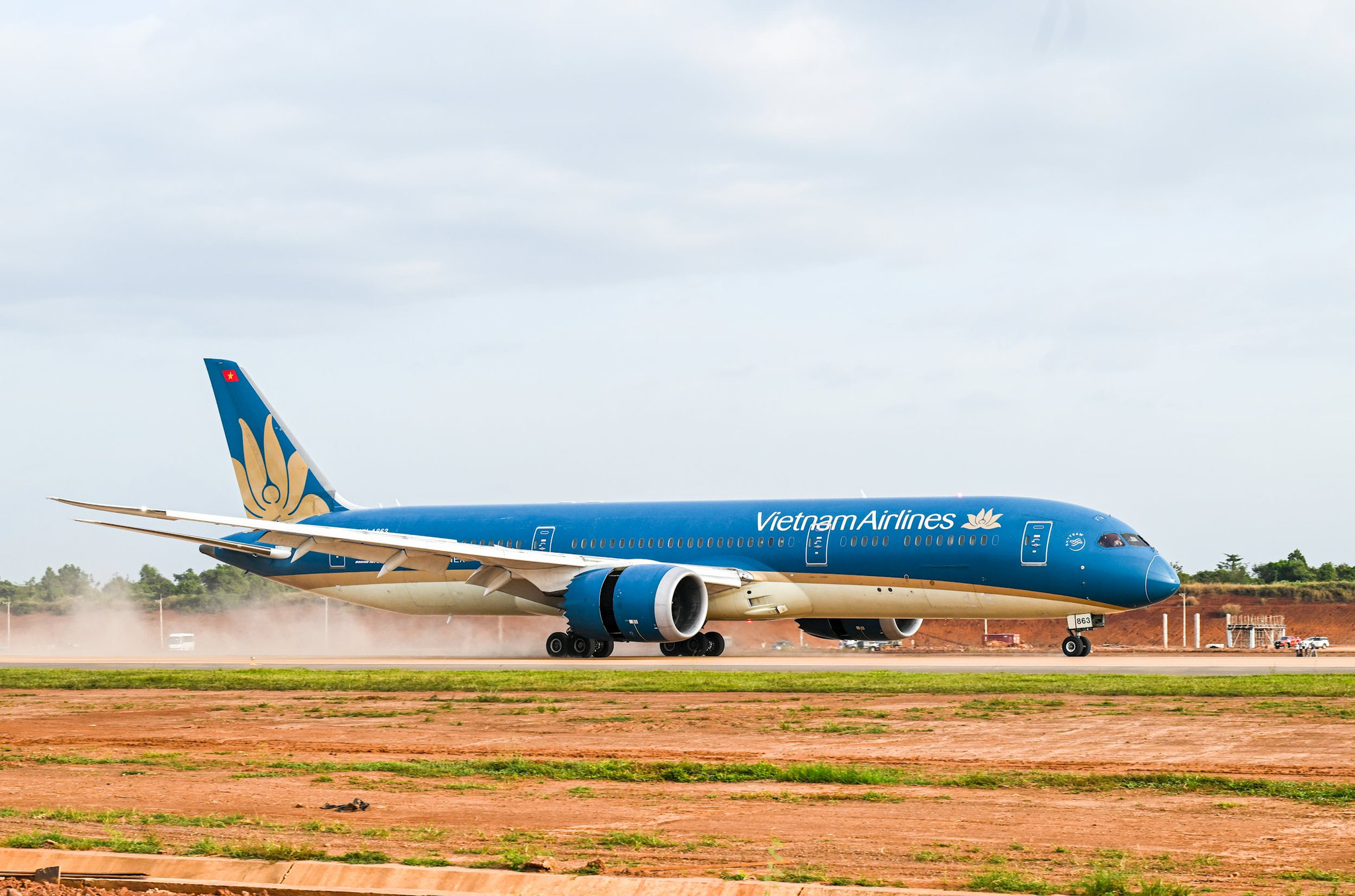 2.-chuyen-bay-hang-khong-dan-dung-dau-tien-do-vietnam-airlines-thuc-hien-da-ha-canh-thanh-cong-xuong-san-bay-long-thanh.jpeg