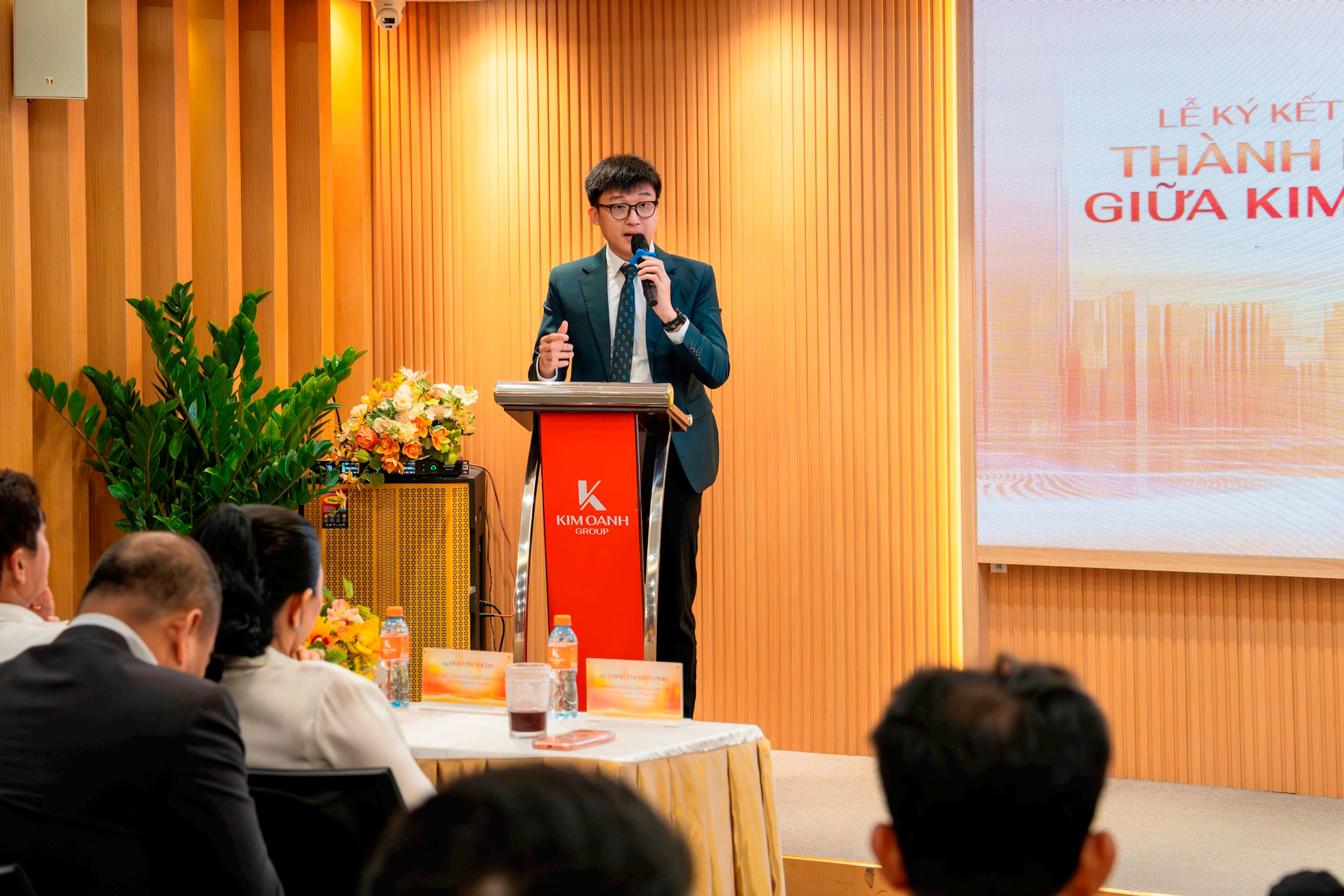 anh-2-ong-nguyen-phu-duc-thanh-vien-hdqt-kim-oanh-group-chia-se-ve-muc-tieu-thanh-lap-lien-doanh-k-city.jpg