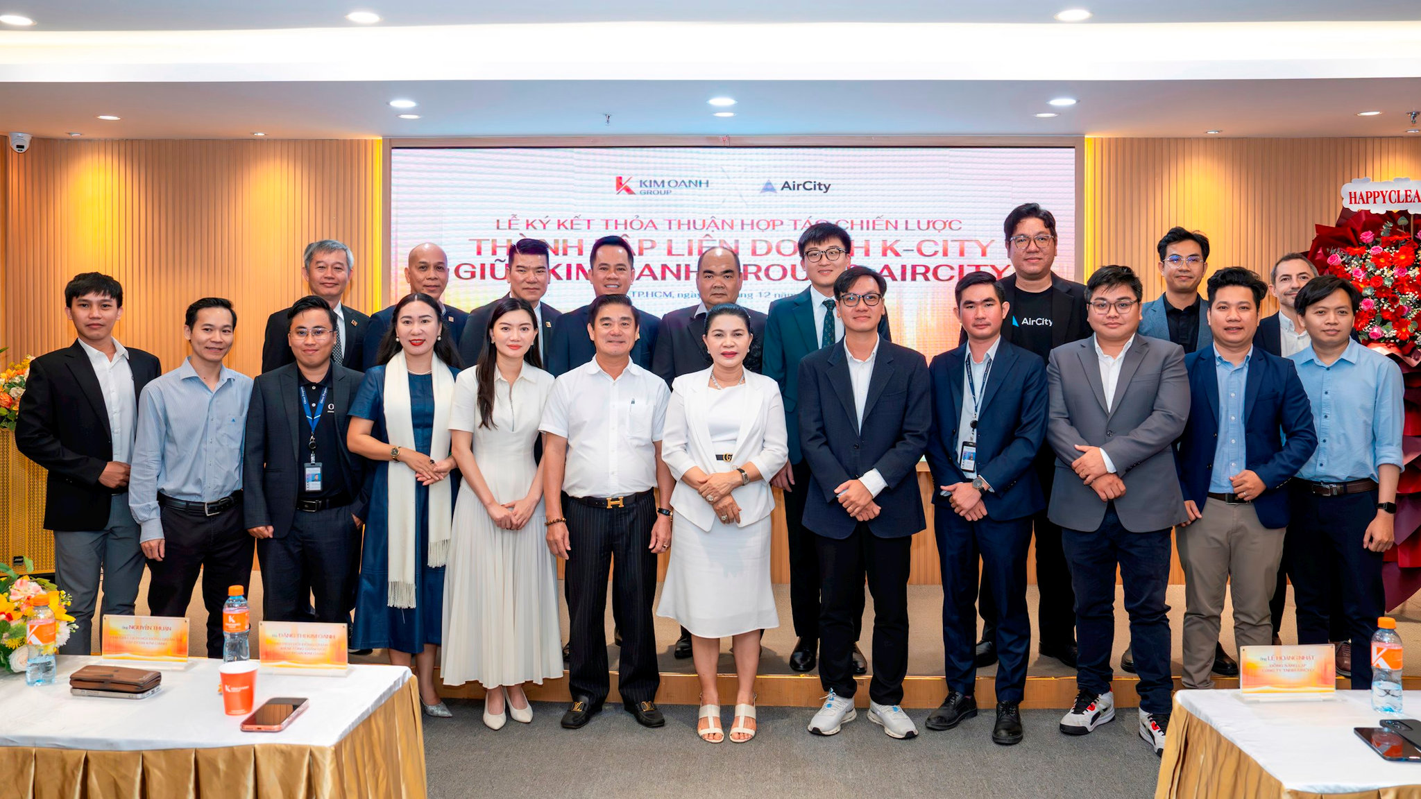 anh-5-dai-dien-kim-oanh-group-aircity-va-cac-doi-tac-chup-anh-luu-niem-tai-le-ky-ket.jpg