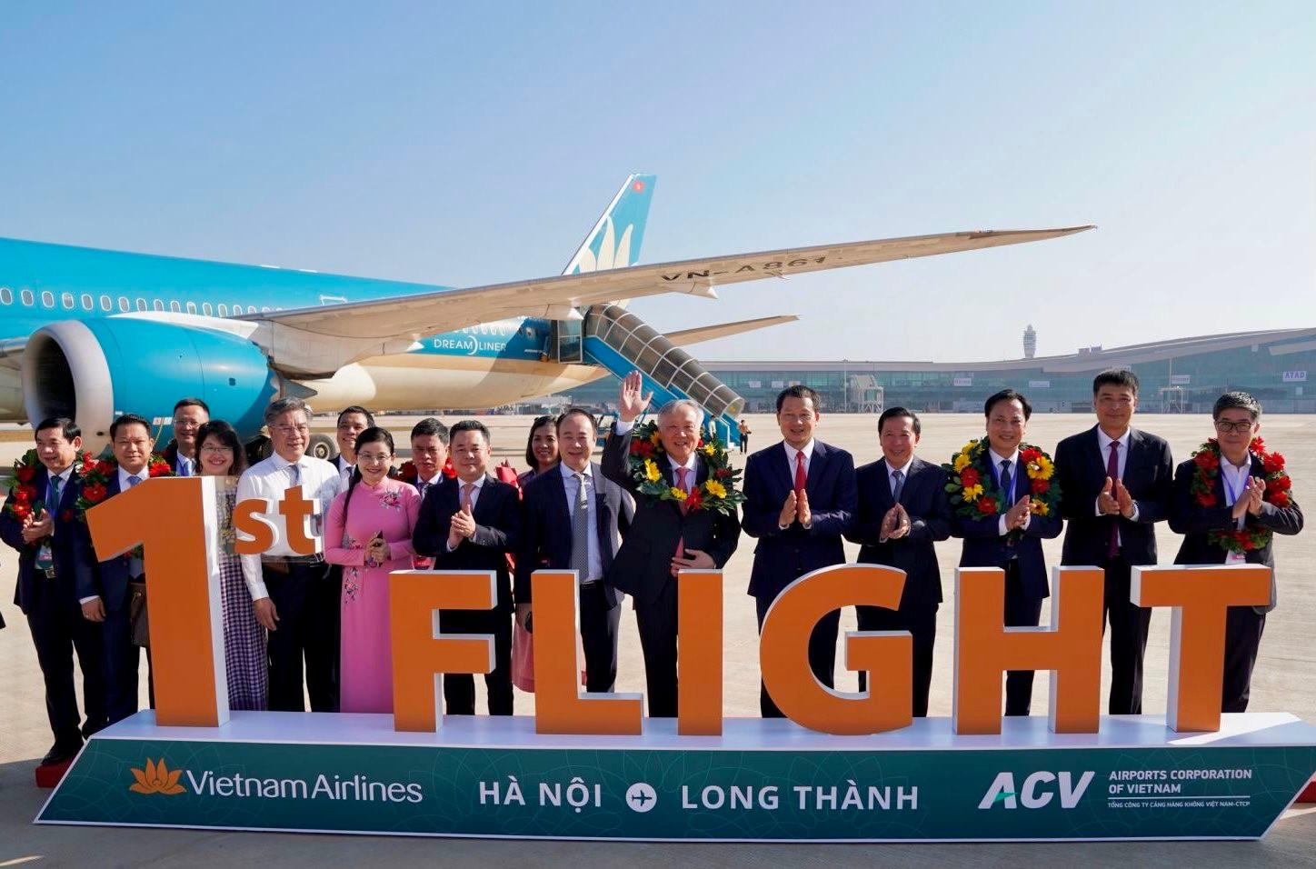 1.-chuyen-bay-han-hanh-duoc-chuyen-cho-pho-thu-tuong-chinh-phu-nguyen-hoa-binh-va-gan-100-hanh-khach-dau-tien-dat-chan-xuong-san-bay-long-thanh..jpg