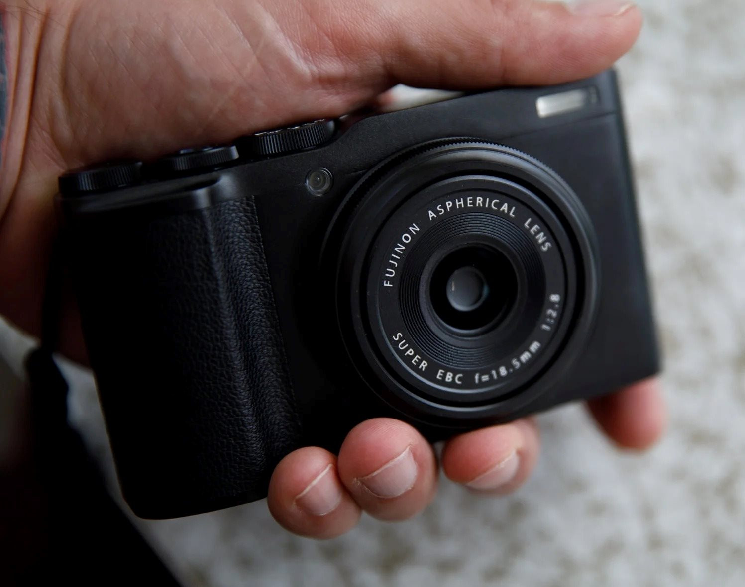 fujifilm-x-f10-cong-nghe-tien-tien-trong-tam-gia.jpg