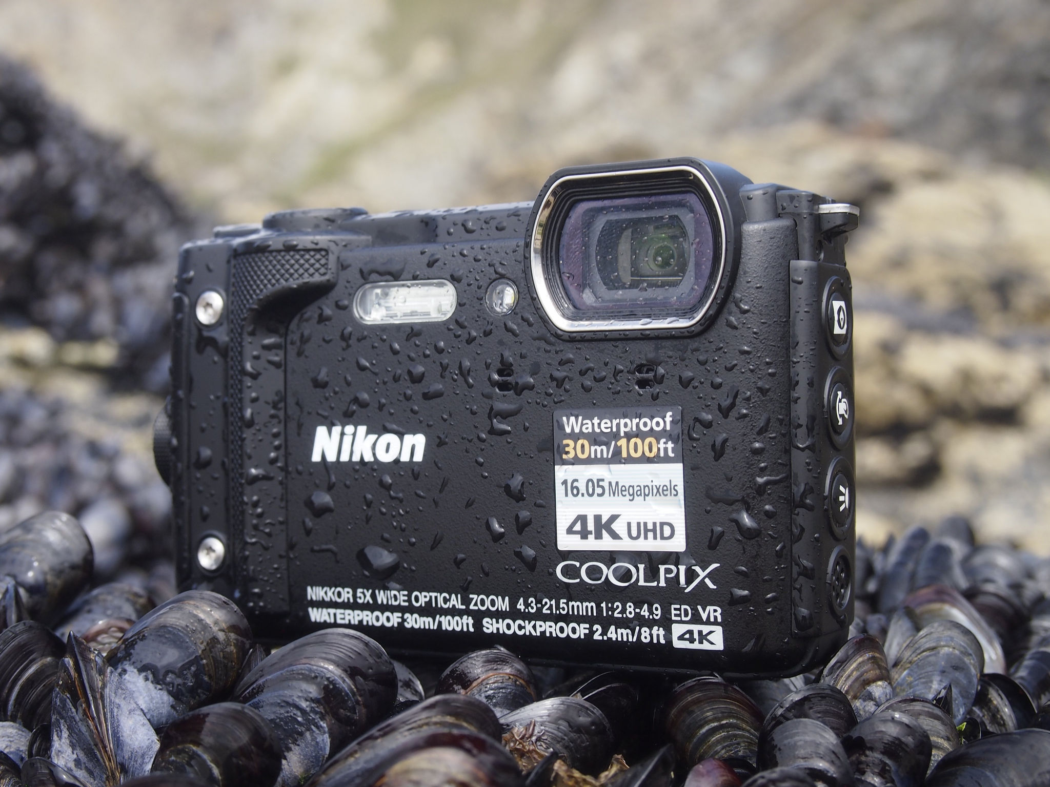 nikon-coolpix-w300-da-nang-va-ben-bi.jpg