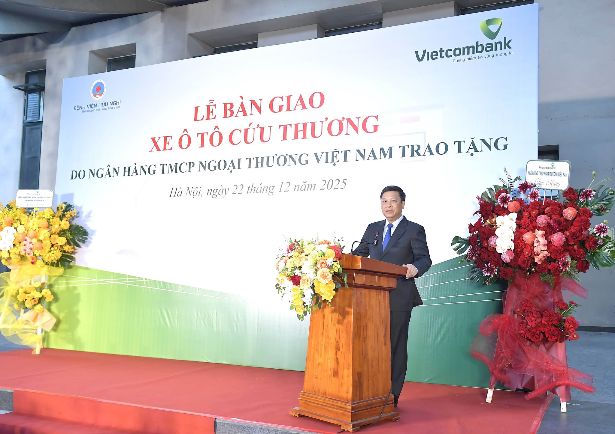 20251222_dkt_vcb-trao-tang-bv-huu-nghi-xe-cuu-thuong-134-a.jpg