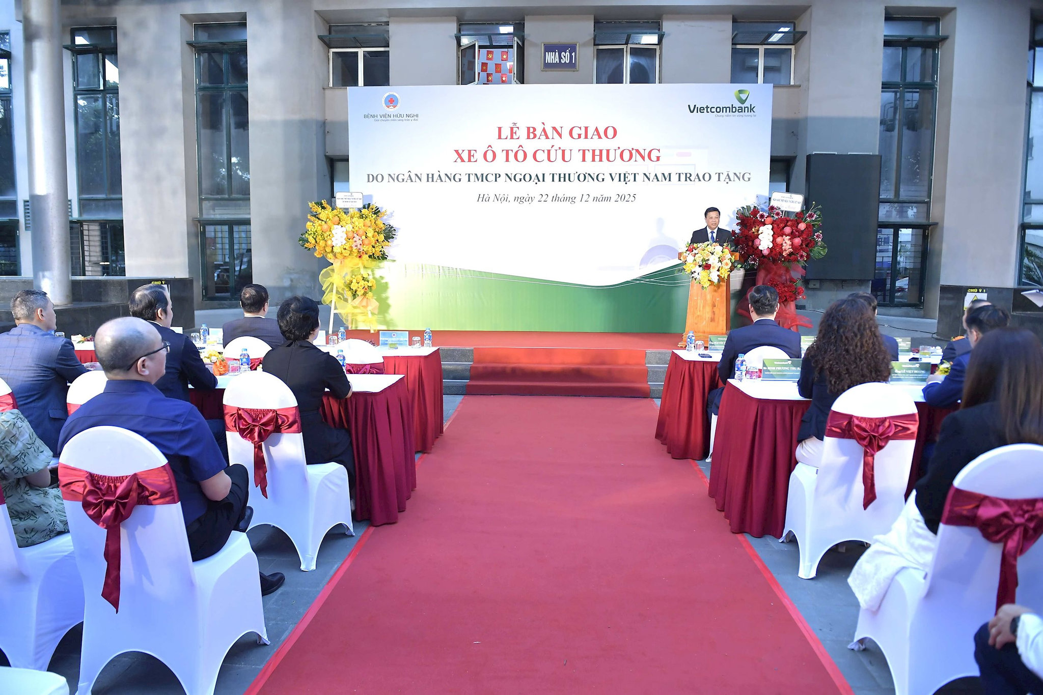 20251222_dkt_vcb-trao-tang-bv-huu-nghi-xe-cuu-thuong-158-a.jpg