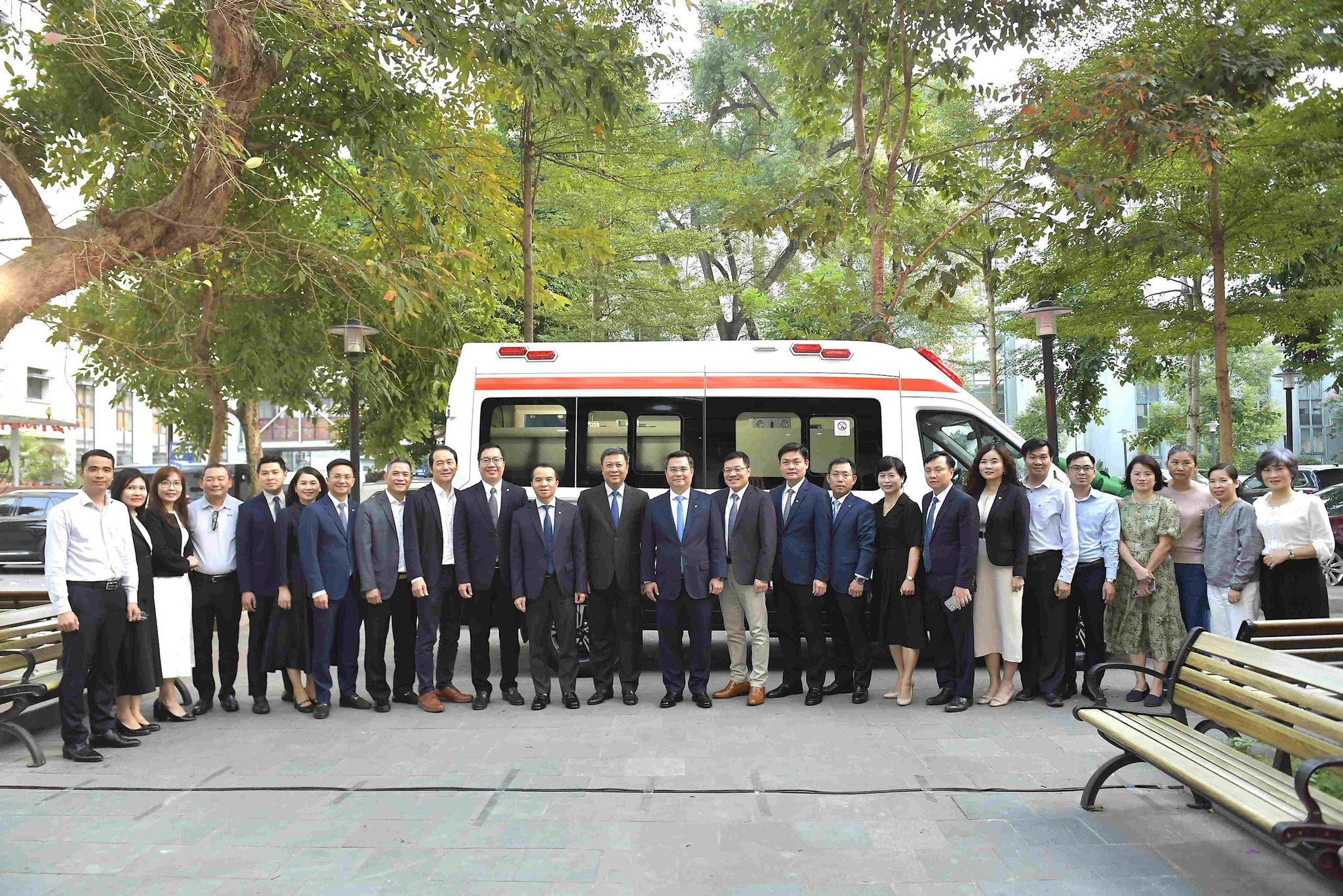 20251222_dkt_vcb-trao-tang-bv-huu-nghi-xe-cuu-thuong-50-a.jpg