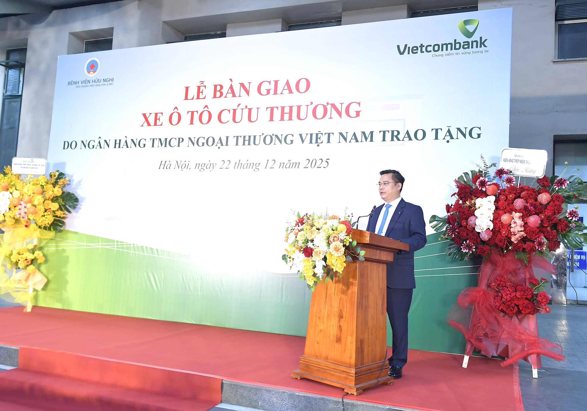 20251222_dkt_vcb-trao-tang-bv-huu-nghi-xe-cuu-thuong-82-a.jpg