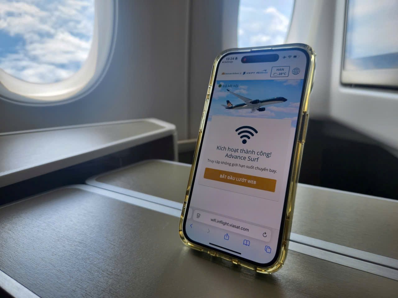 hanh-khach-truy-cap-internet-tren-may-bay-vietnam-airlines-thong-qua-he-thong-ket-noi-ve-tinh-dap-ung-nhu-cau-lam-viec-va-giai-tri..jpg