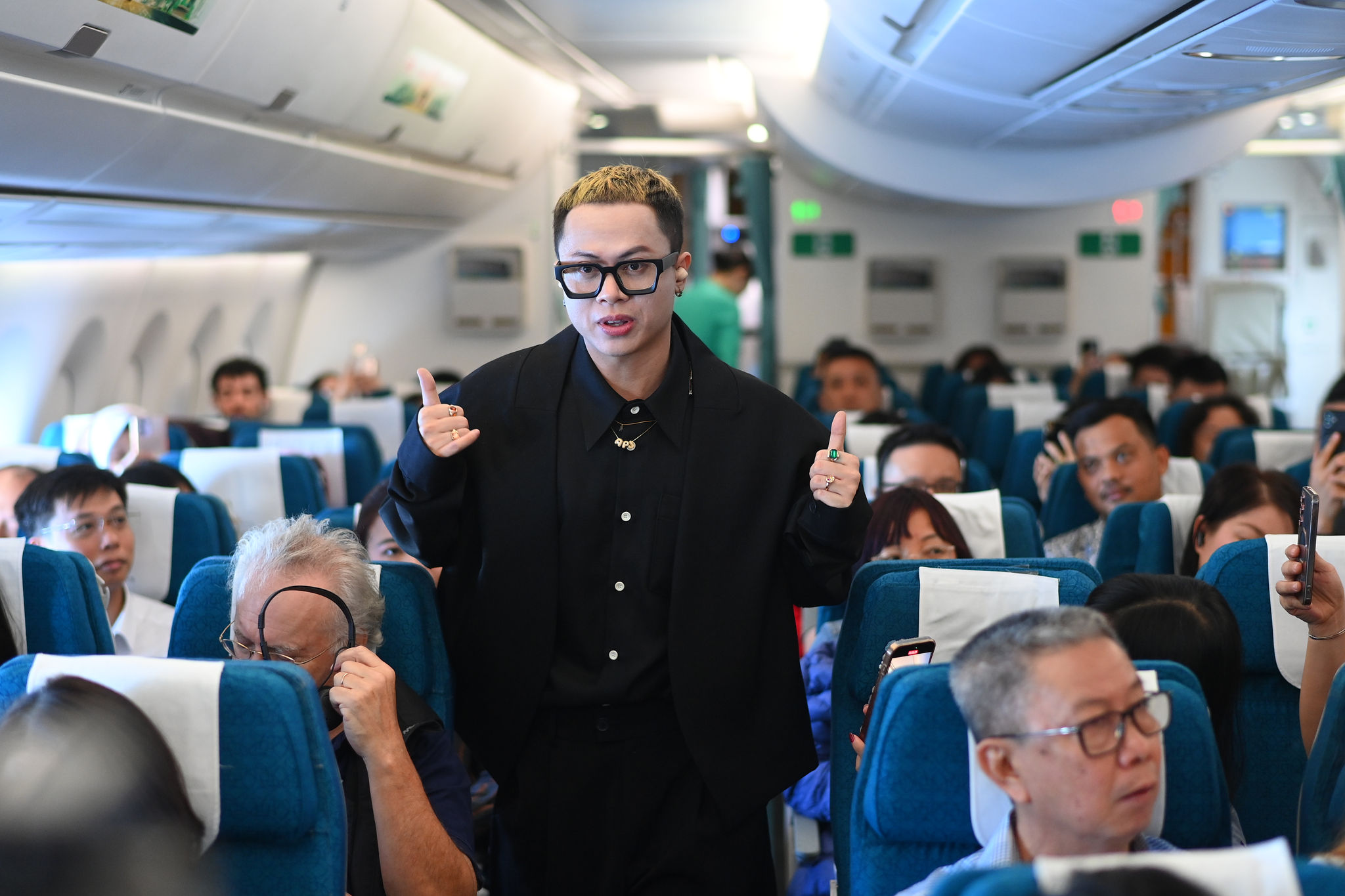 vietnam-airlines-phoi-hop-cung-space-speakers-ra-mat-ca-khuc-ket-noi-o-do-cao-10.000-met-nhan-dip-chinh-thuc-cung-cap-dich-vu-internet-tren-may-bay.jpg