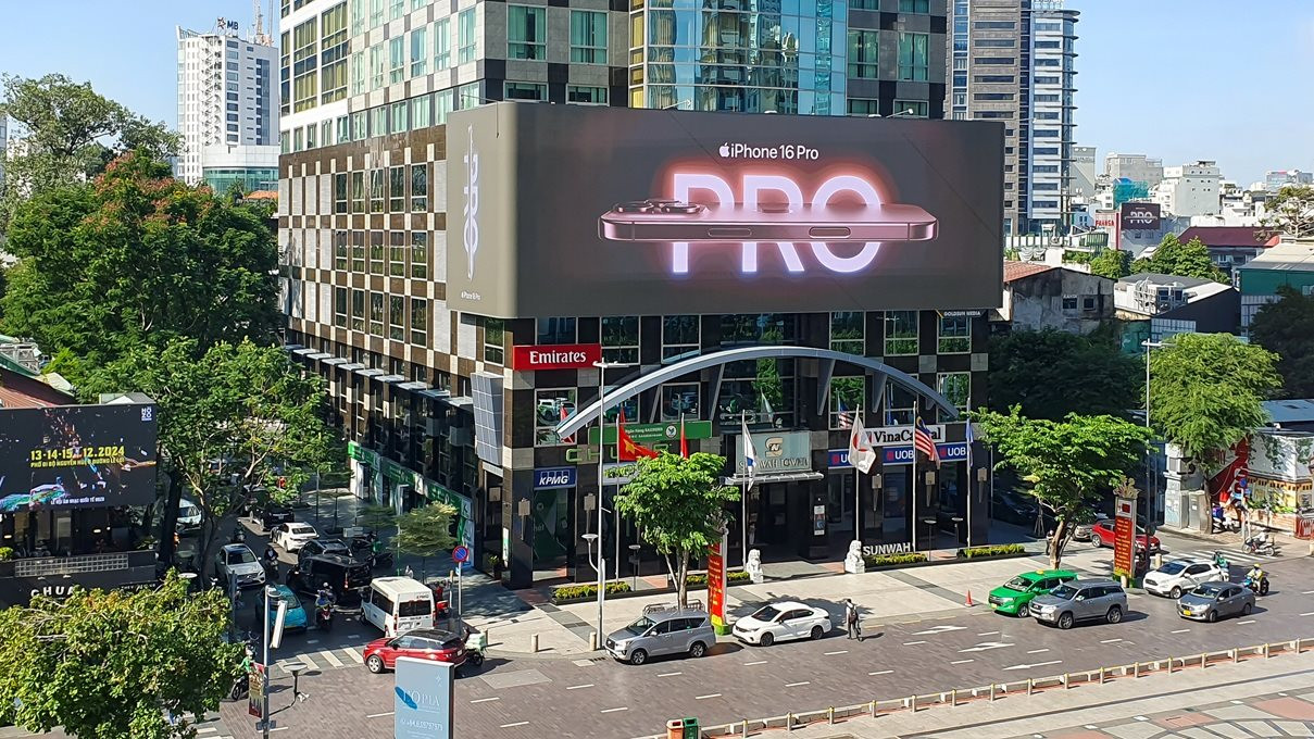 building-and-street-in-central-of-ho-chi-minh-city.jpeg