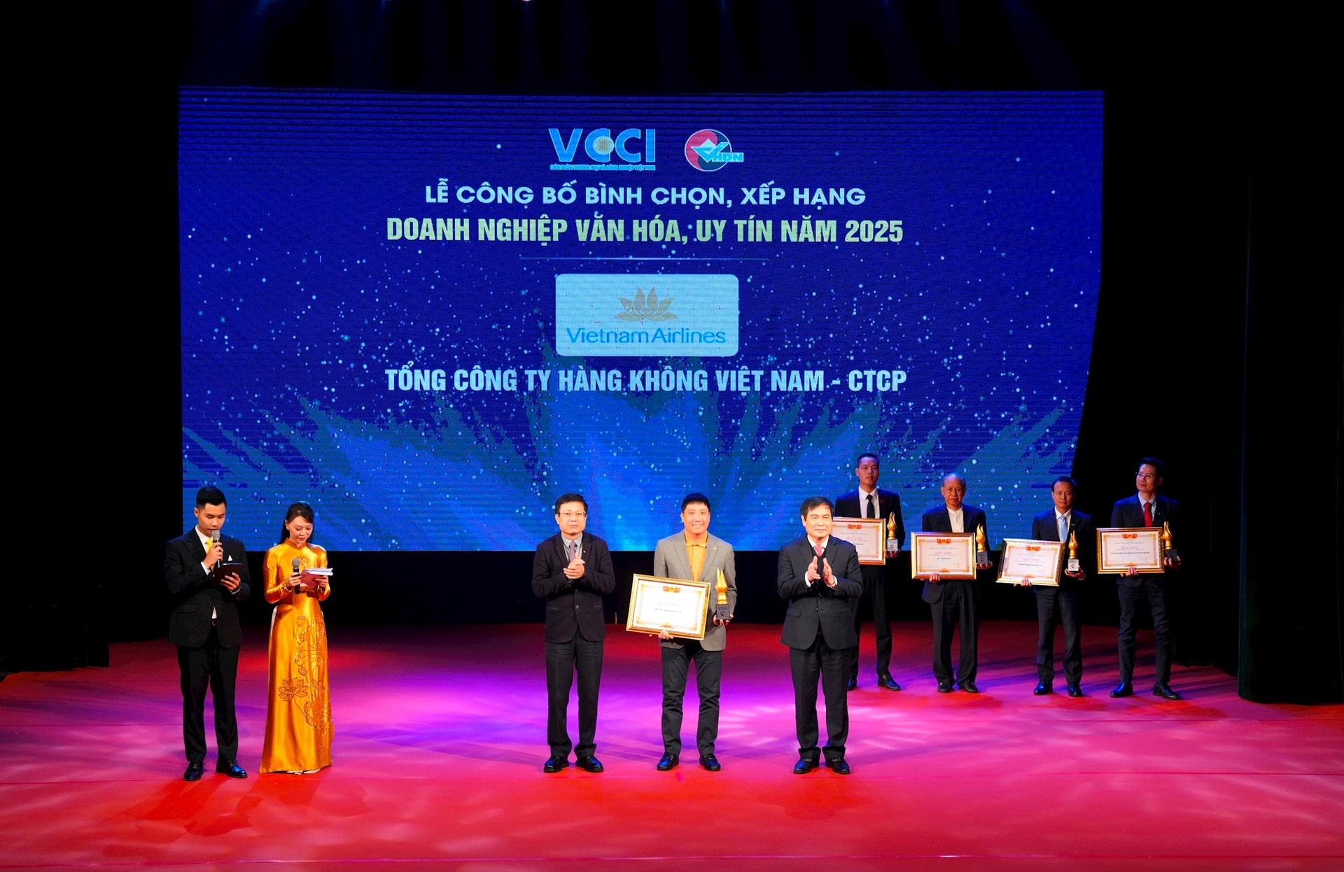 1.-vietnam-airlines-duoc-vinh-danh-trong-top-20-doanh-nghiep-van-hoa-uy-tin-nam-2025-ghi-nhan-vai-tro-cua-van-hoa-doanh-nghiep-trong-chien-luoc-phat-trien-ben-vung-cua-hang.jpeg
