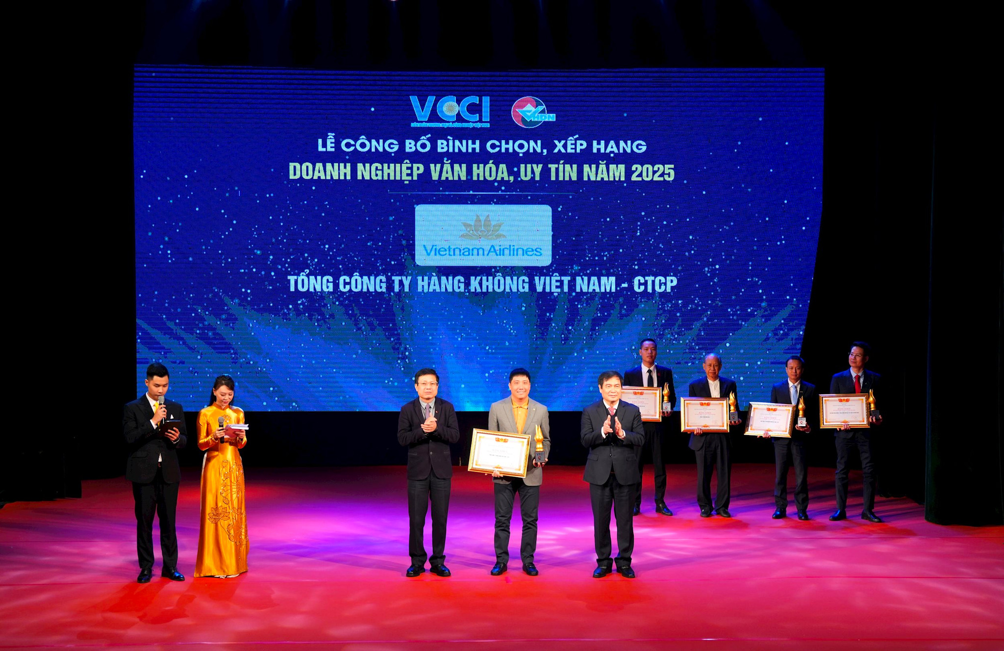 1.-vietnam-airlines-duoc-vinh-danh-trong-top-20-doanh-nghiep-van-hoa-uy-tin-nam-2025-ghi-nhan-vai-tro-cua-van-hoa-doanh-nghiep-trong-chien-luoc-phat-trien-ben-vung-cua-hang.jpeg