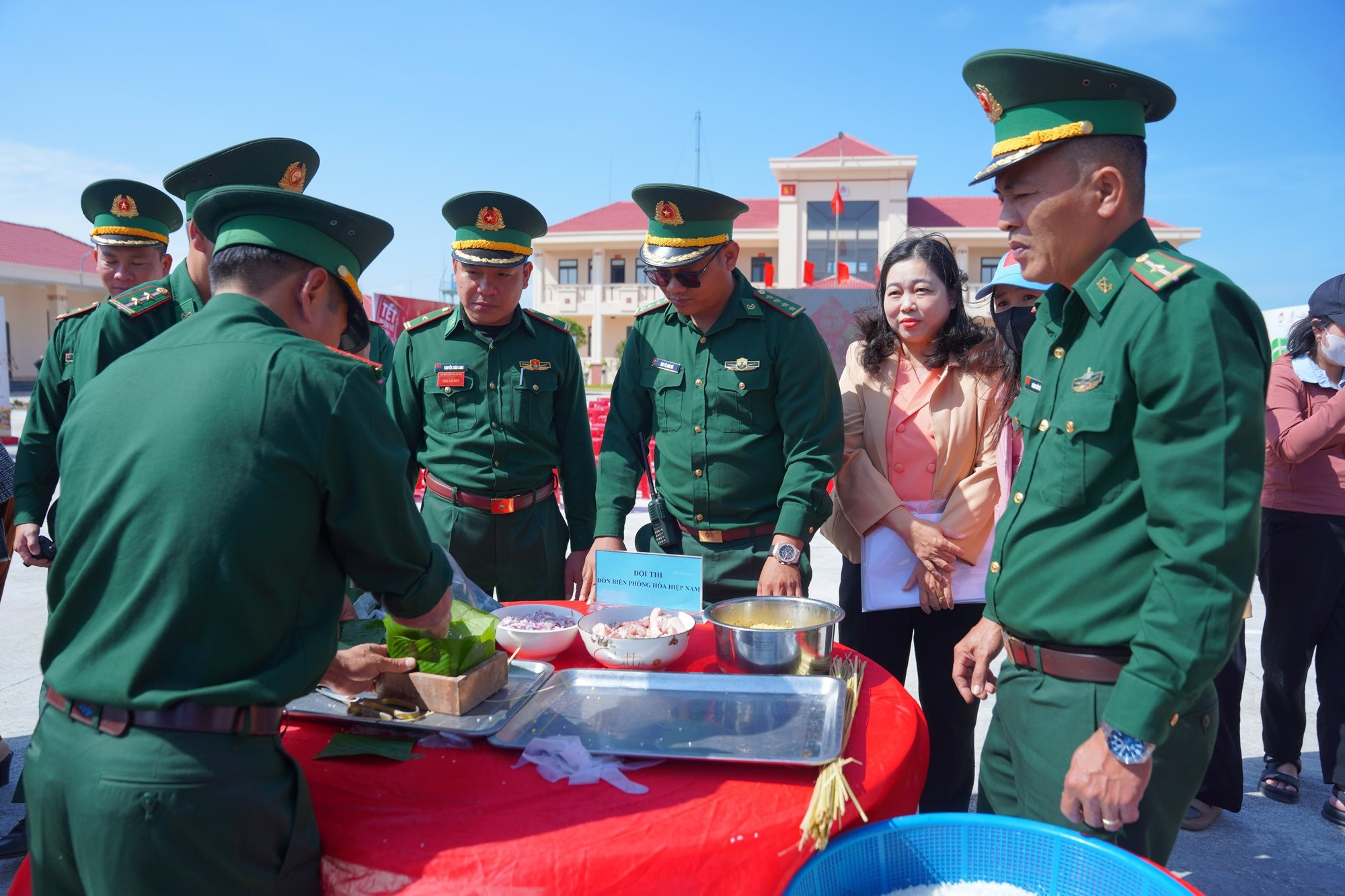bo-doi-bien-phong-tham-gia-cac-hoat-dong-gan-ket-cong-dong-tai-su-kien.jpg