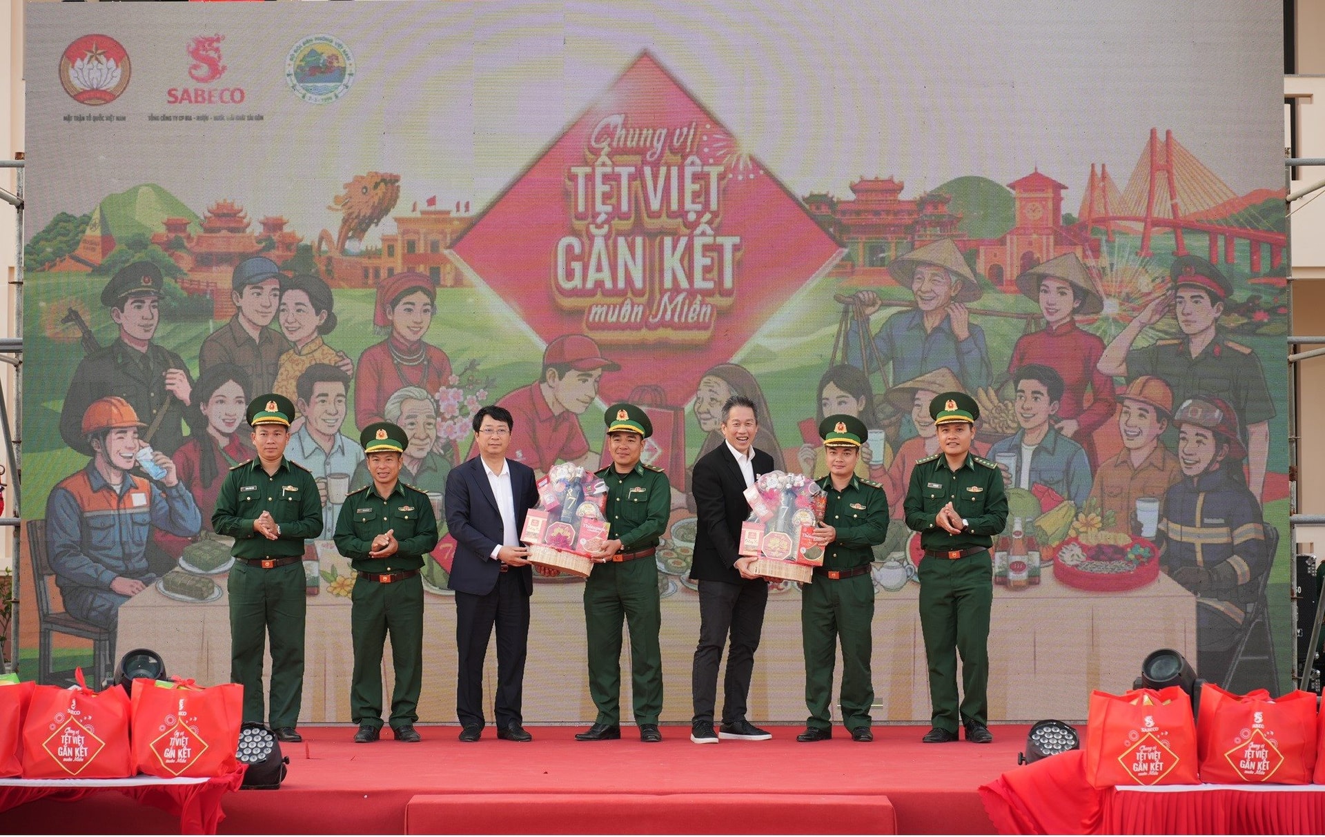 dai-dien-sabeco-va-dai-dien-ubtw-mttq-trao-gui-trai-nghiem-tet-cho-cac-don-bien-phong-khu-vuc-dak-lak-lam-dong(1).jpg