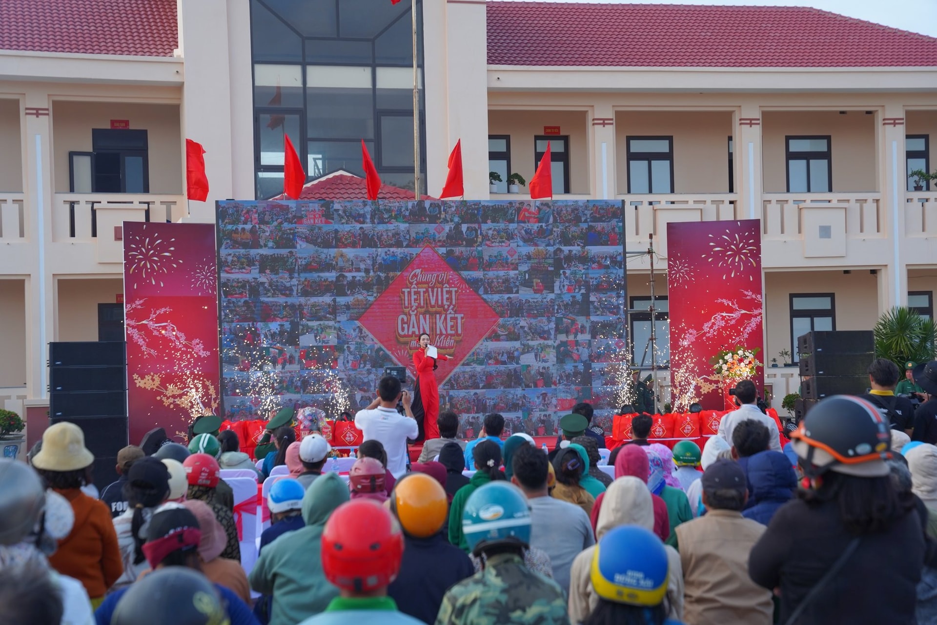 khoanh-khac-cong-bo-hoat-dong-gan-ket-cong-dong-chung-vi-tet-viet-(1).jpg