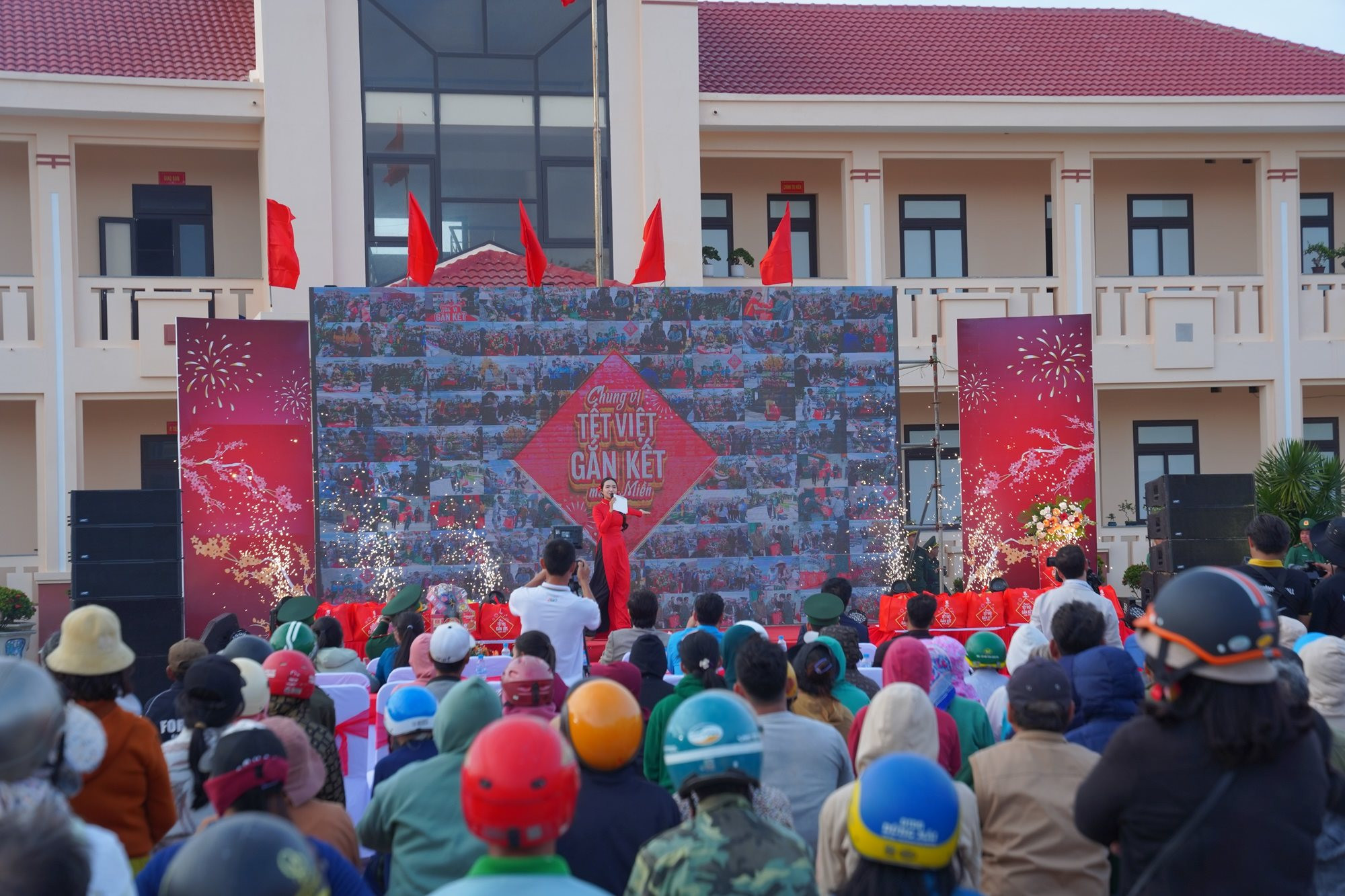 khoanh-khac-cong-bo-hoat-dong-gan-ket-cong-dong-chung-vi-tet-viet-(1).jpg