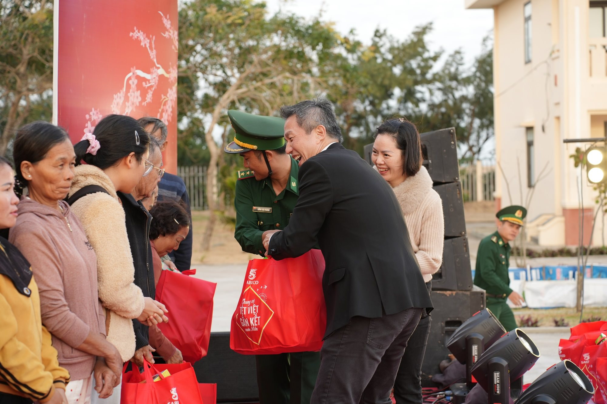 ong-lester-tan-trao-tang-cac-phan-qua-tet-_chung-vi-gan-ket_-cho-cac-ho-gia-dinh-o-dak-lak-va-lam-dong(1).jpg
