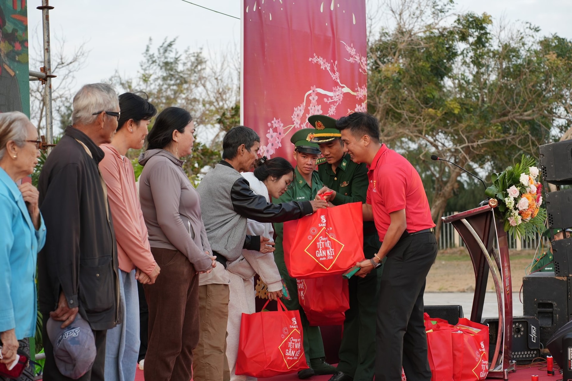 trong-hai-ngay-10_1-11_1-sabeco-cung-ban-to-chuc-chuong-trinh-da-phoi-hop-trao-tang-900-phan-qua-tet-cho-nguoi-dan-co-hoan-canh-kho-khan-va-bo-doi-bien-phong-tai-dak-lak-va-lam-dong.-1-.jpg