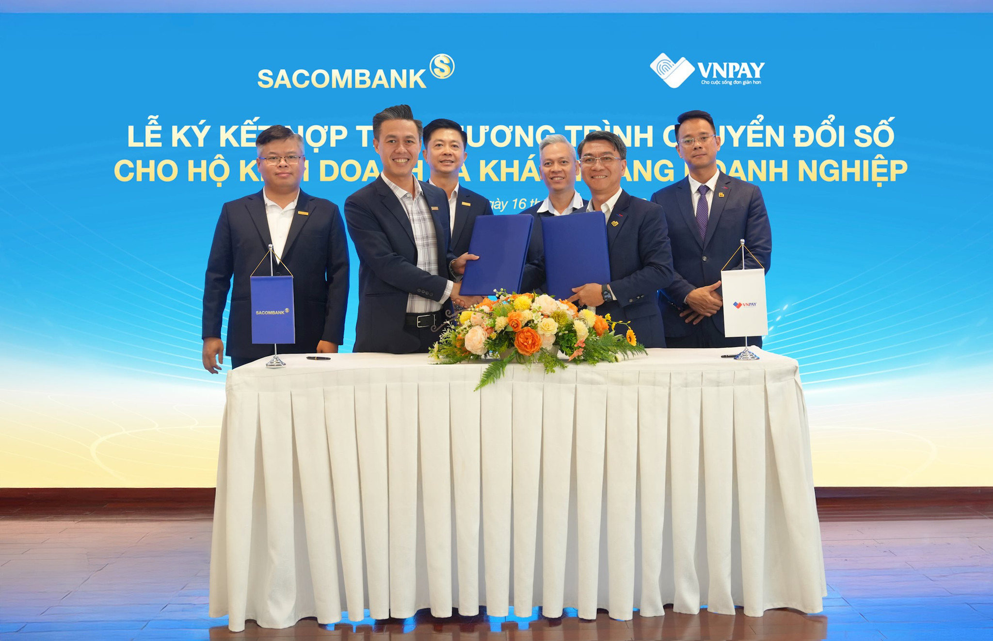 sacombank-va-vnpay-ky-ket.jpg