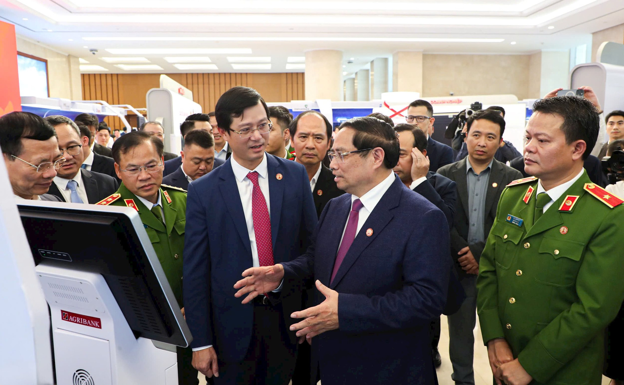 thu-tuong-pmc-tham-quan-gian-hang-cds-cua-agribank.jpg