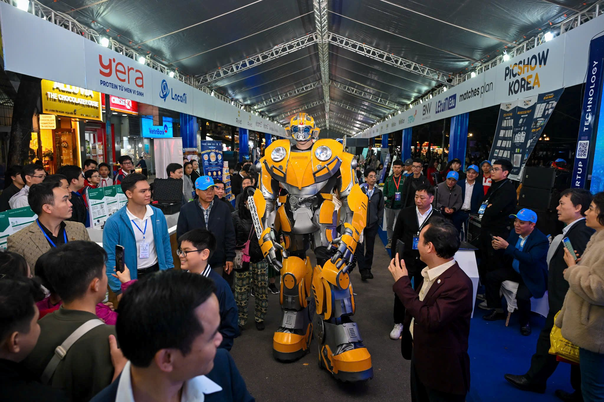khu-vuc-trai-nghiem-cong-nghe-tai-techfest-2025-duoc-dat-ngay-tren-pho-di-bo-ho-guom-thu-hut-dong-dao-luot-khach-ghe-tham.-anh.-giang-huy.jpg