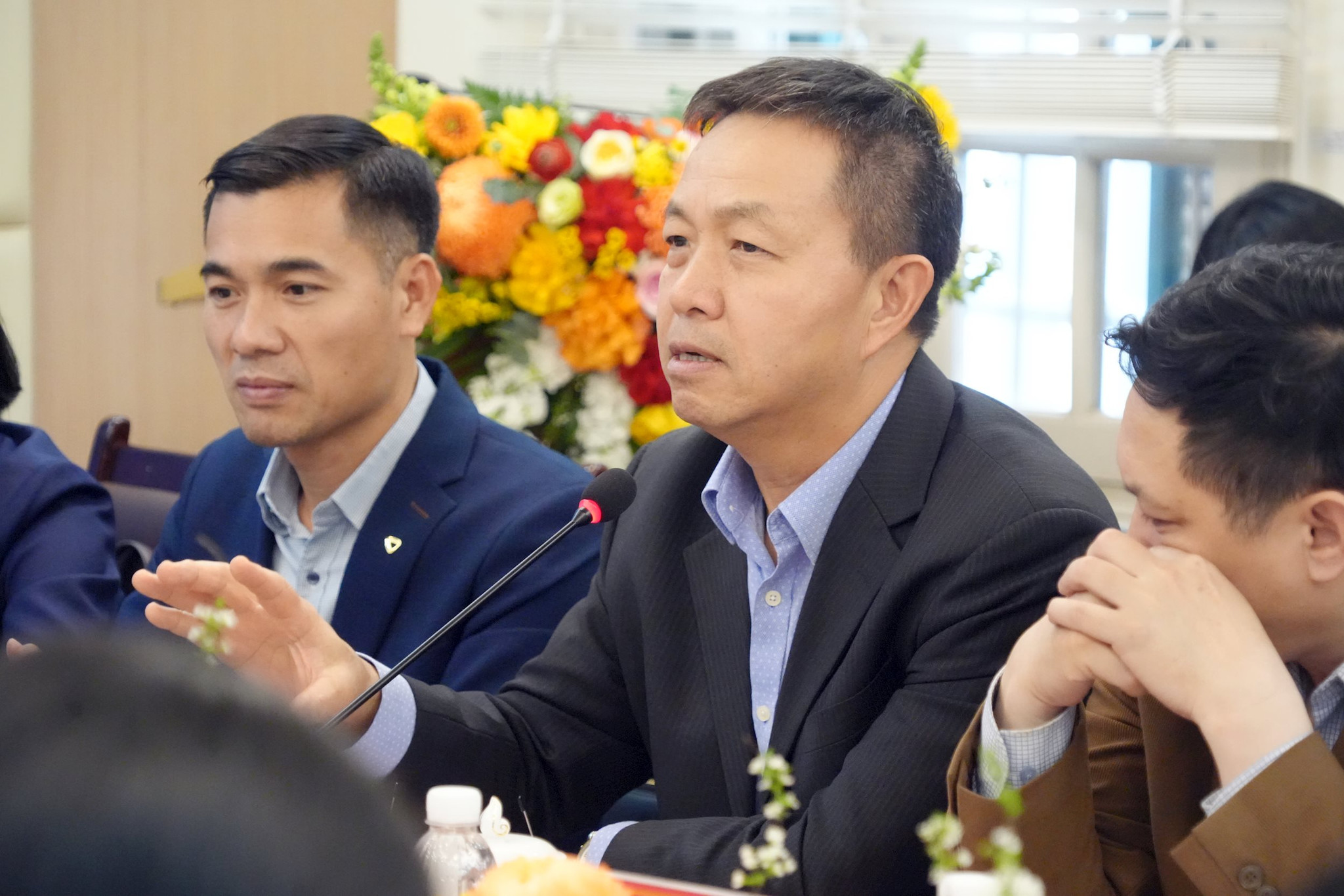 dai-dien-hh-dn-vn-hq.jpg