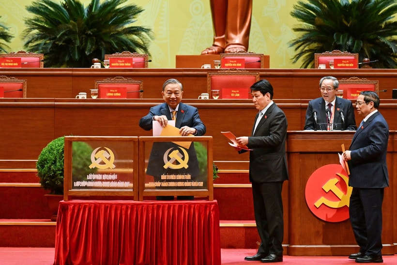 Tổng Bí thư Tô Lâm cùng các đồng chí lãnh đạo Đảng và Nhà nước bỏ phiếu bầu Ủy viên Trung ương chính thức và Ủy viên dự khuyết Ban Chấp hành Trung ương Đảng khóa XIV.
