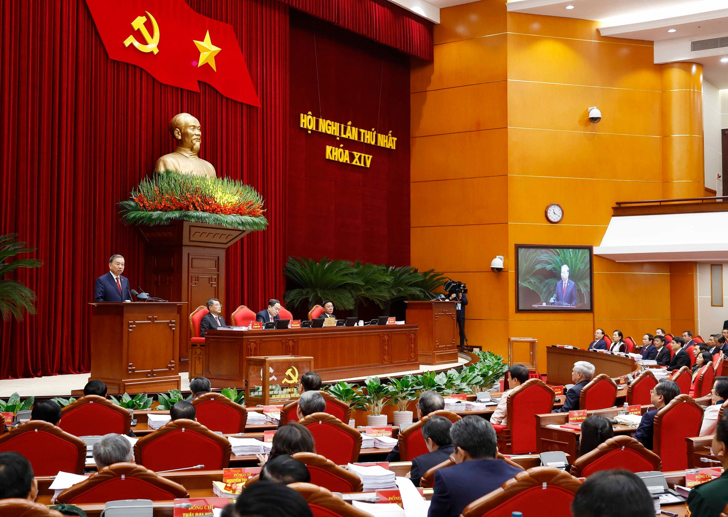 f3e84253c0e6e24130f9f29cf637c16e-_vna-potal-ban-chap-hanh-trung-uong-dang-khoa-xiv-tien-hanh-hoi-nghi-lan-thu-nhat-8547604.jpg