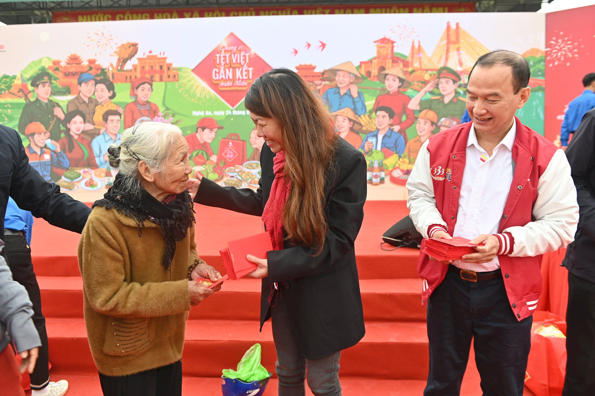 tu-24-25-thang-1-sabeco-cung-dai-dien-ub-tw-mttqvn-va-chinh-quyen-dia-phuong-tinh-nghe-an-va-ha-tinh-cung-da-phoi-hop-trao-tang-800-phan-qua-mang-thong-diep-chung-vi-tet-viet-cho-nguoi-dan.-4-.jpg