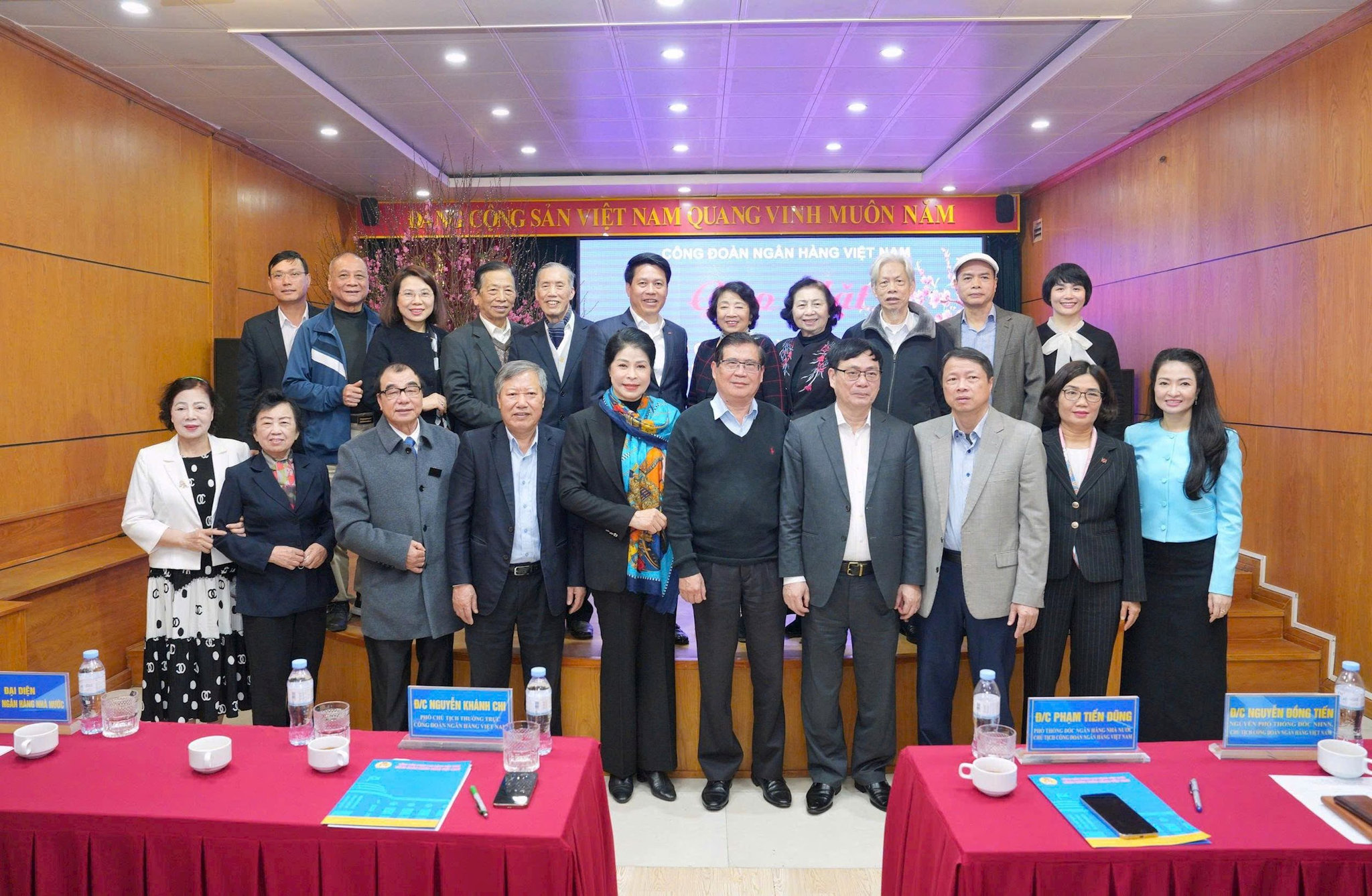 cong-doan-ngan-hang-viet-nam-gap-mat-can-bo-cong-doan-cac-thoi-ky-nhan-dip-xuan-binh-ngo-20264.jpg