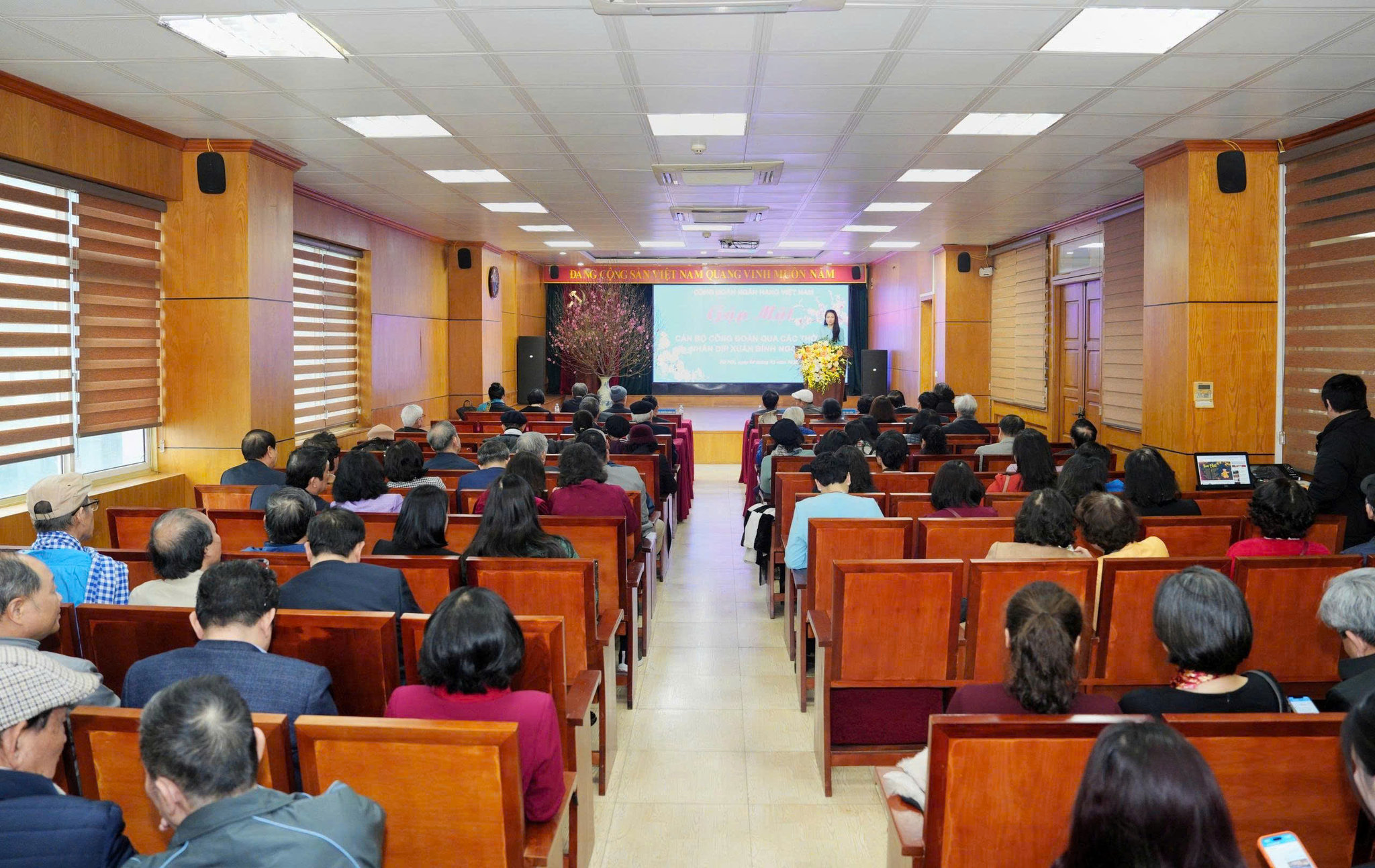 cong-doan-ngan-hang-viet-nam-gap-mat-can-bo-cong-doan-cac-thoi-ky-nhan-dip-xuan-binh-ngo-20265.jpg