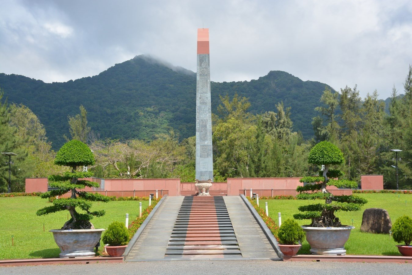 nghia-trang-hang-duong-con-dao.jpg