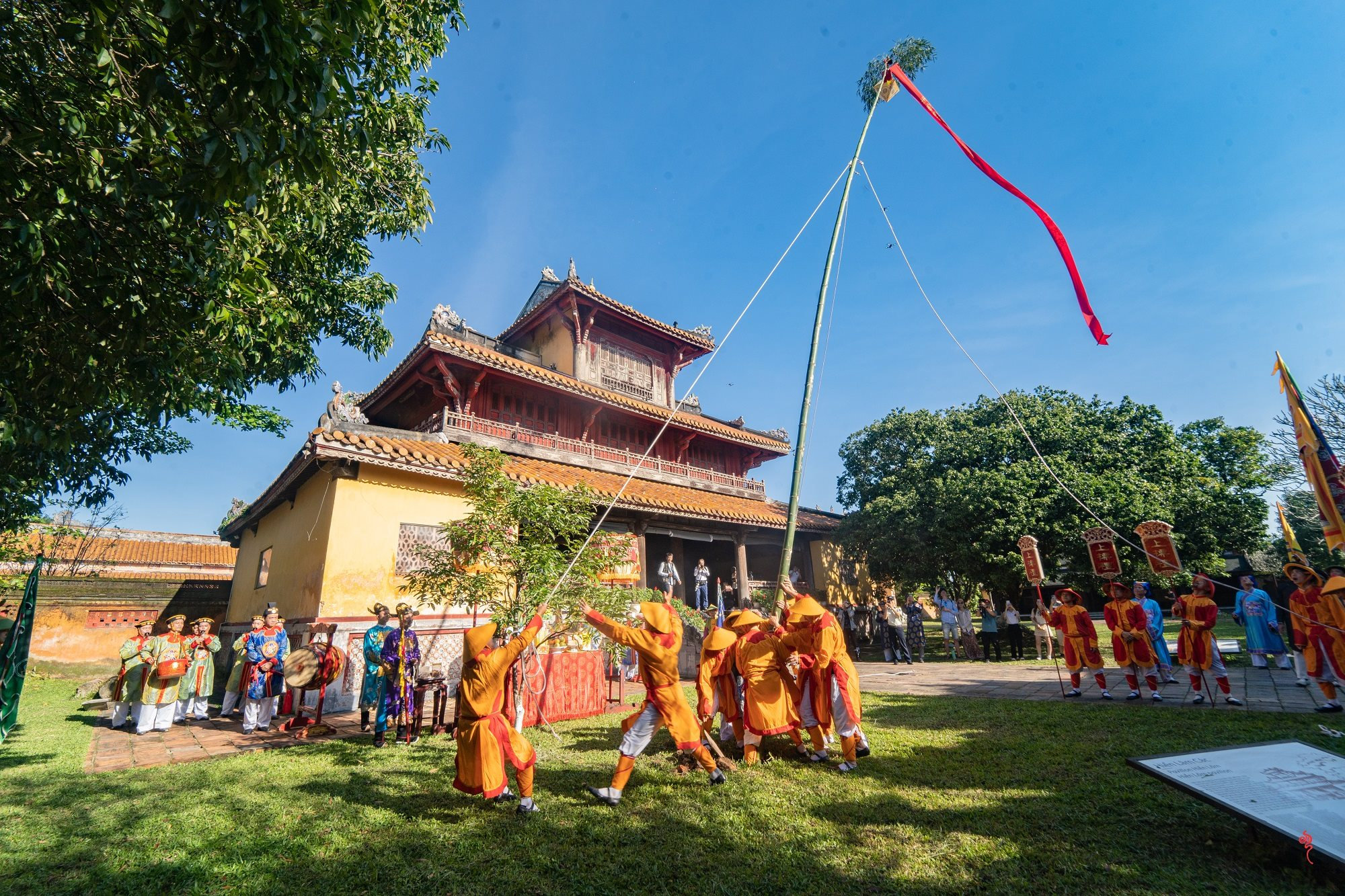 the-royal-cay-neu-ceremony-hue.jpg