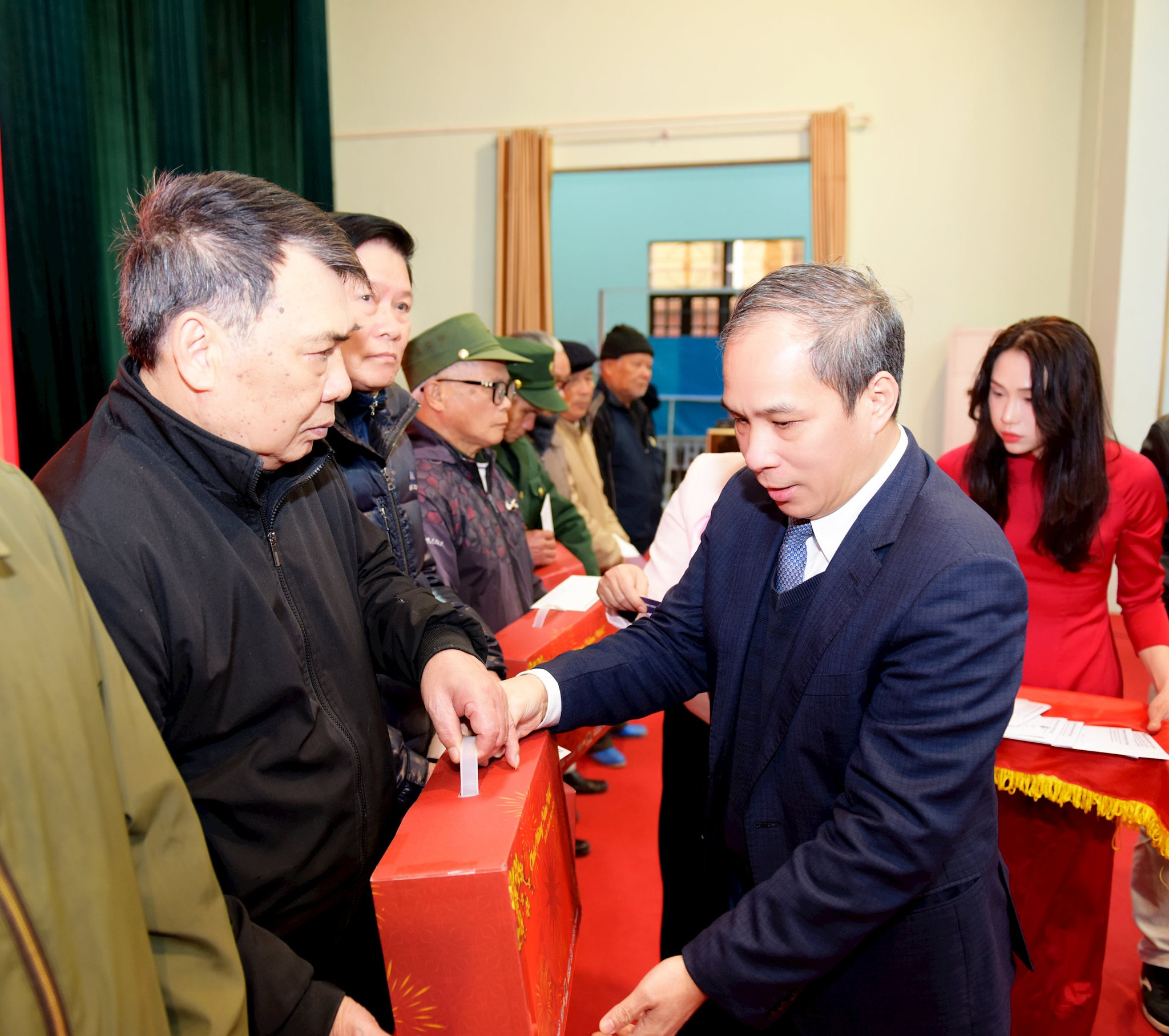 10.2-3nganh-ngan-hang-trao-qua-nghia-tinh-toi-nguoi-co-cong-ho-ngheo.jpg
