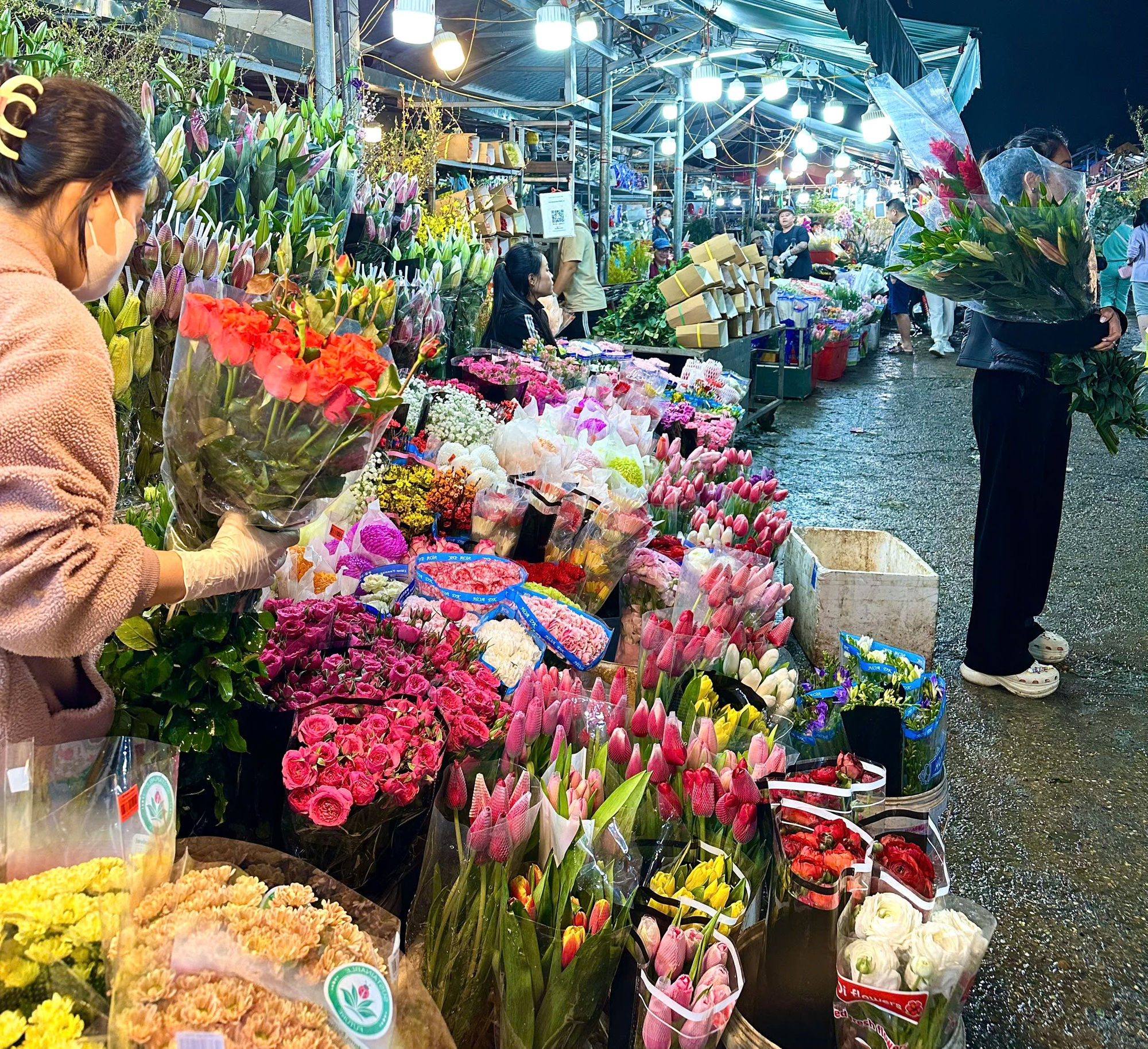 Chợ hoa đêm Quảng Bá - 'Hồn Tết' của đất Hà Thành- Ảnh 7. Chợ hoa đêm Quảng Bá - 'Hồn Tết' của đất Hà Thành- Ảnh 7.