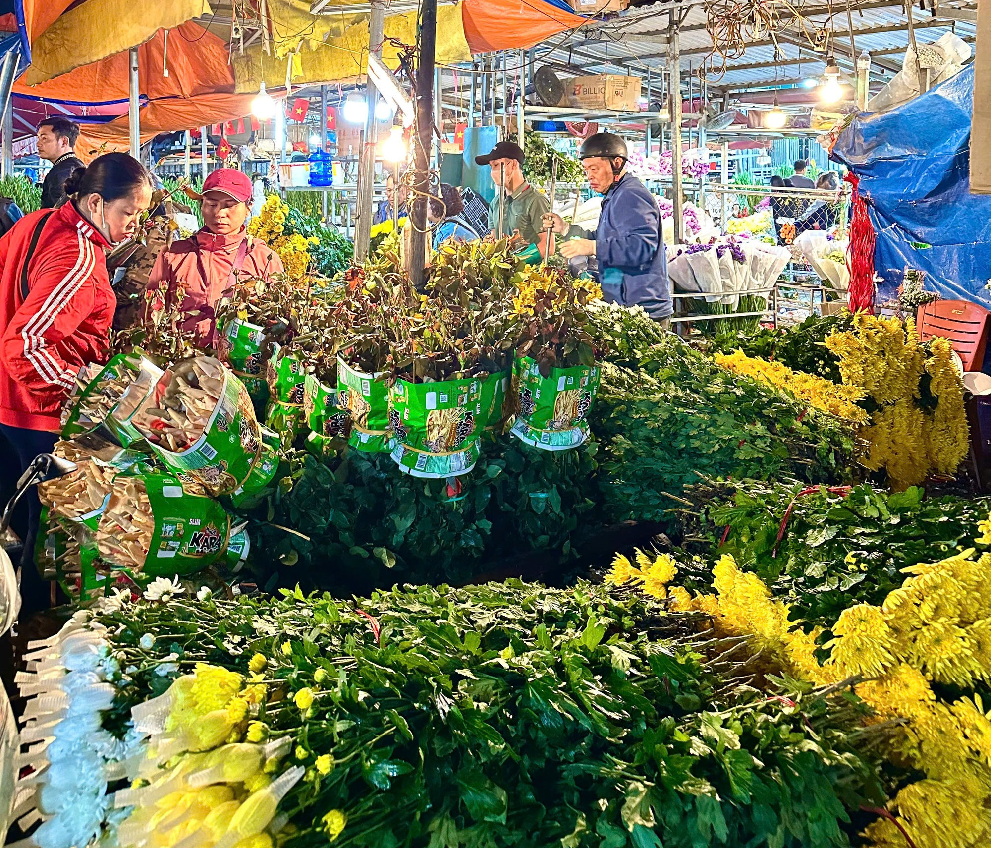 Chợ hoa đêm Quảng Bá - 'Hồn Tết' của đất Hà Thành- Ảnh 8. Chợ hoa đêm Quảng Bá - 'Hồn Tết' của đất Hà Thành- Ảnh 8.